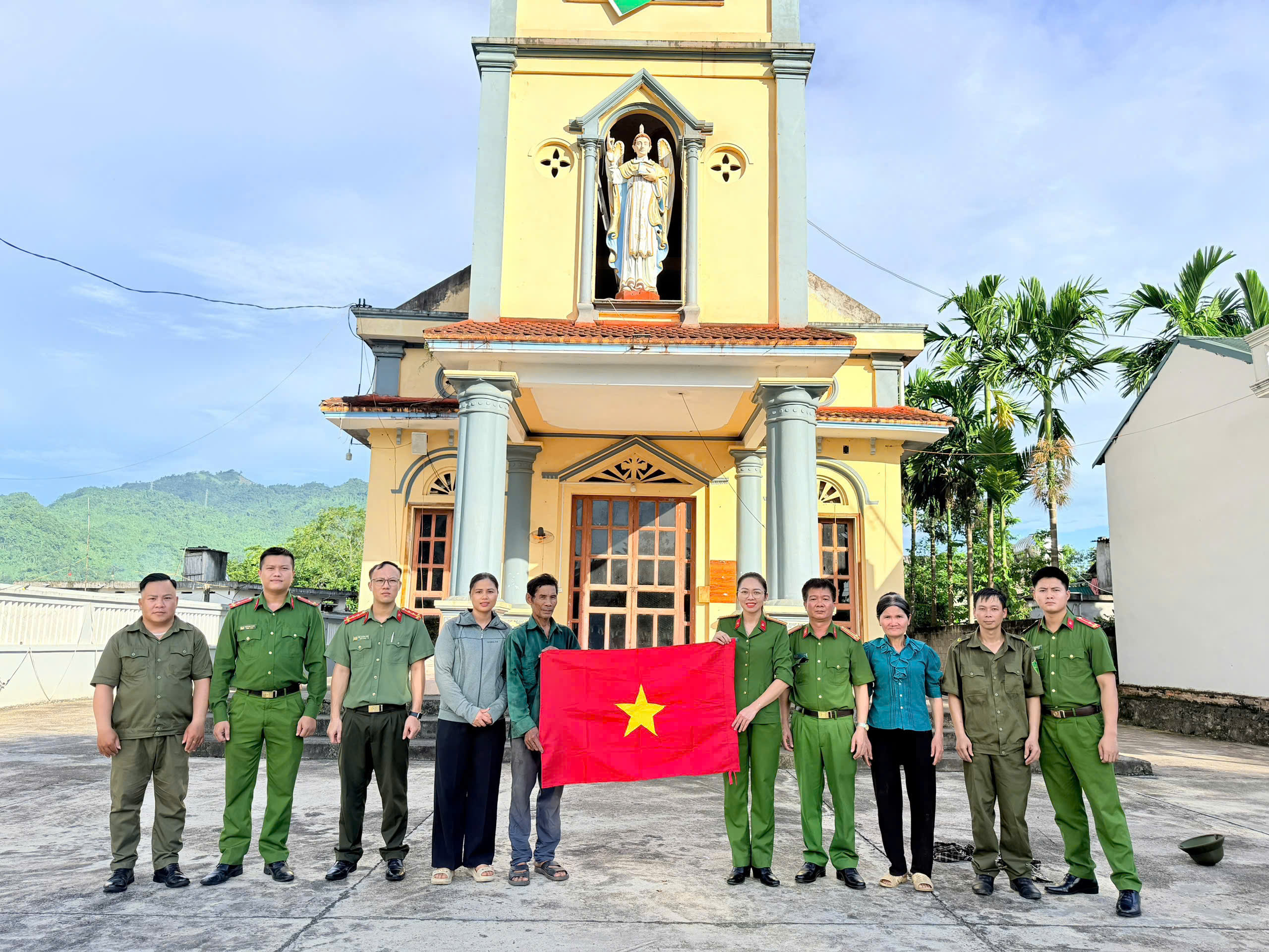 CÔNG AN XÃ YÊN NGUYÊN TRAO TẶNG CỜ ĐẢNG, CỜ TỔ QUỐC NHÂN DỊP QUỐC KHÁNH 2/9