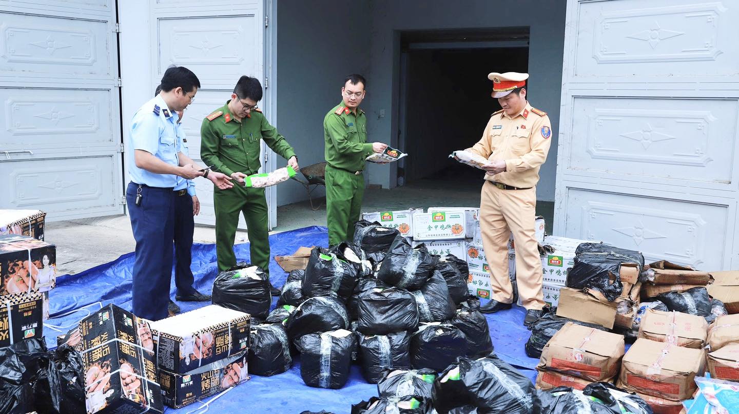 PHÁT HIỆN, THU GIỮ TRÊN 2,3 TẤN XÚC XÍCH CÁC LOẠI KHÔNG RÕ NGUỒN GỐC XUẤT XỨ 