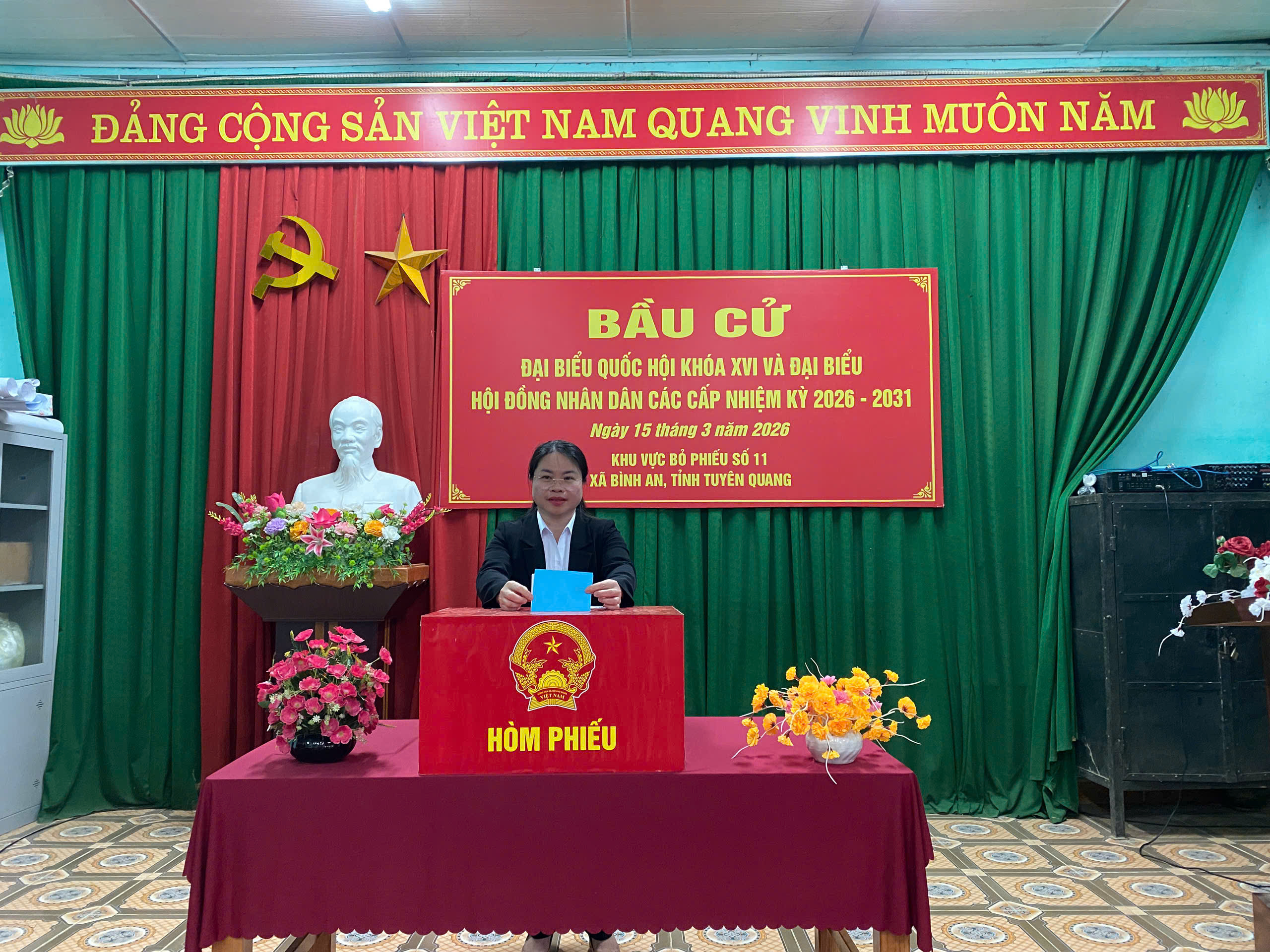 Đồng chí Hứa Thị Phương Phó Bí thư Thường trực Đảng ủy, Chủ tịch HĐND xã, Phó ban chỉ đạo Bầu cử xã Bình An dự Lễ khai mạc bầu cử tại Đơn vị bầu cử số 6. Khu vực bỏ phiếu số 11, thôn Tân Lập