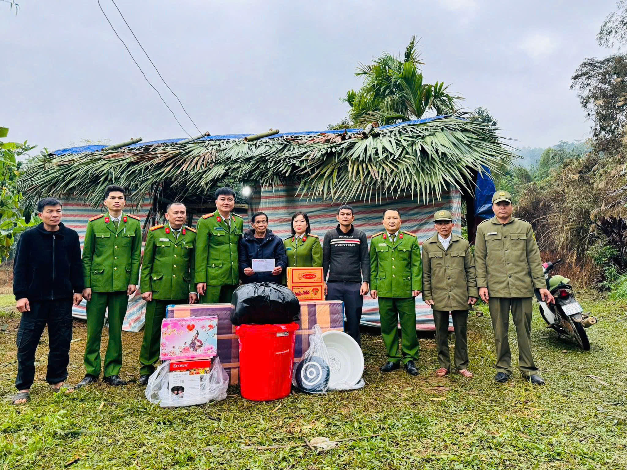CÔNG AN XÃ BẮC QUANG HỖ TRỢ THƯƠNG BINH CÓ HOÀN CẢNH KHÓ KHĂN