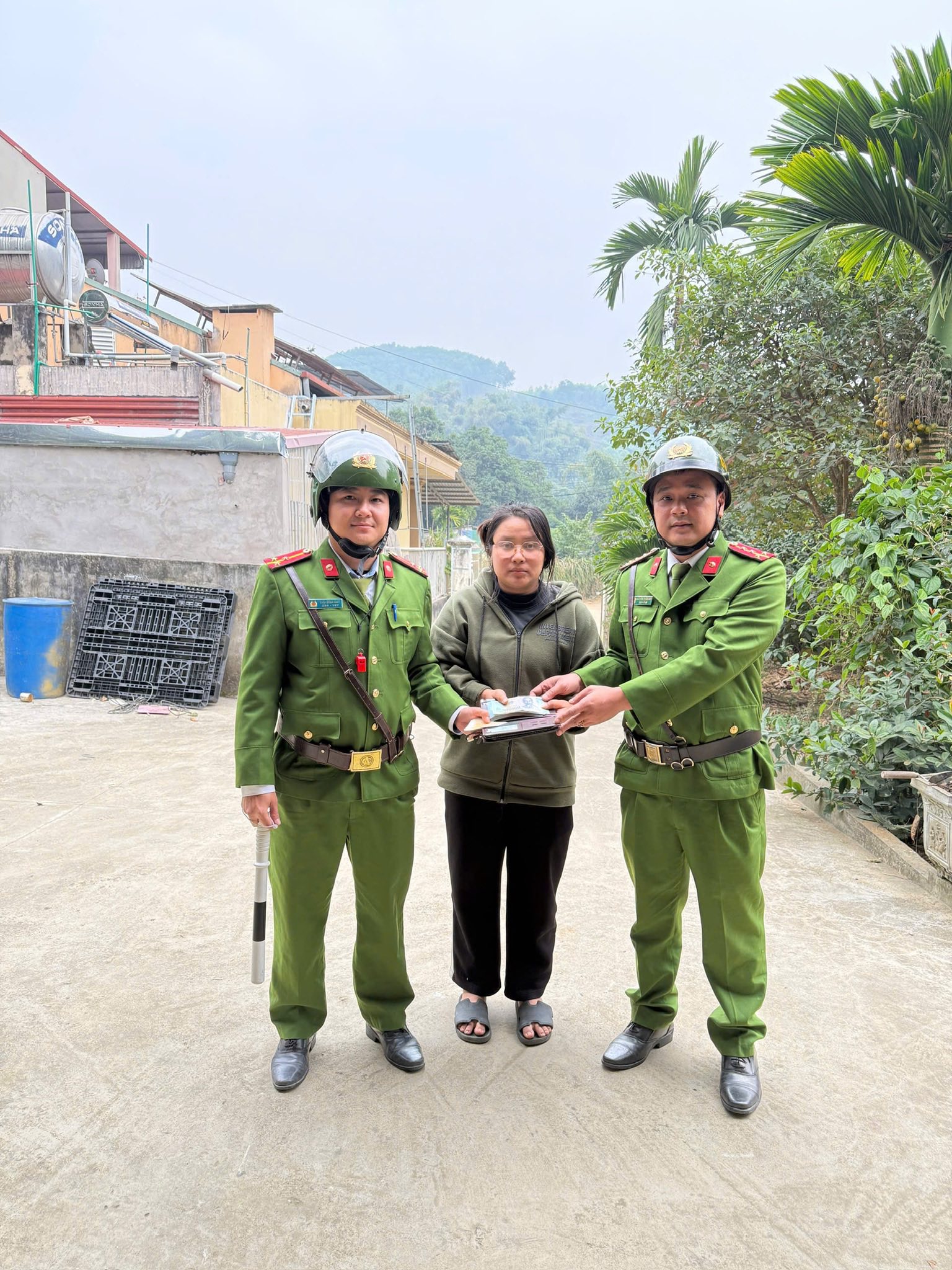 CÔNG AN PHƯỜNG BÌNH THUẬN TRẢ LẠI TÀI SẢN CHO NGƯỜI DÂN BỊ ĐÁNH RƠI