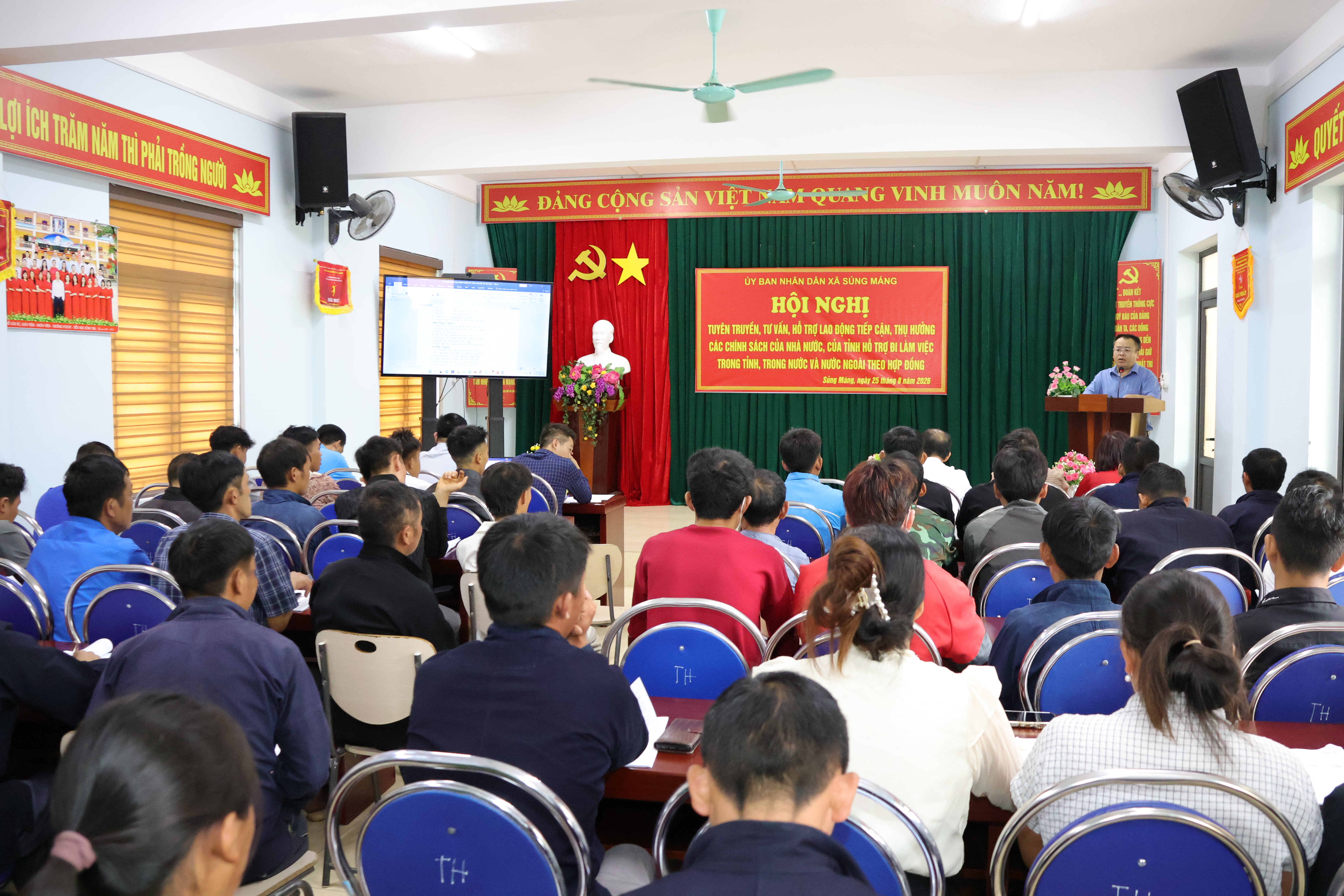 Sủng Máng tổ chức hội nghị tư vấn, giới thiệu việc làm cho 137 lao động