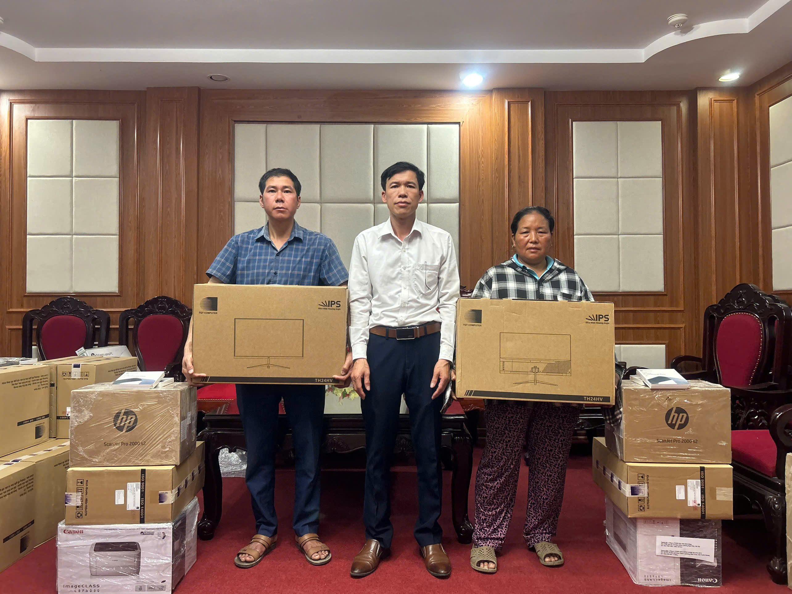 Xã Hoàng Su Phì triển khai công tác bàn giao trang thiết bị công nghệ thông tin phục vụ chuyển đổi số năm 2026