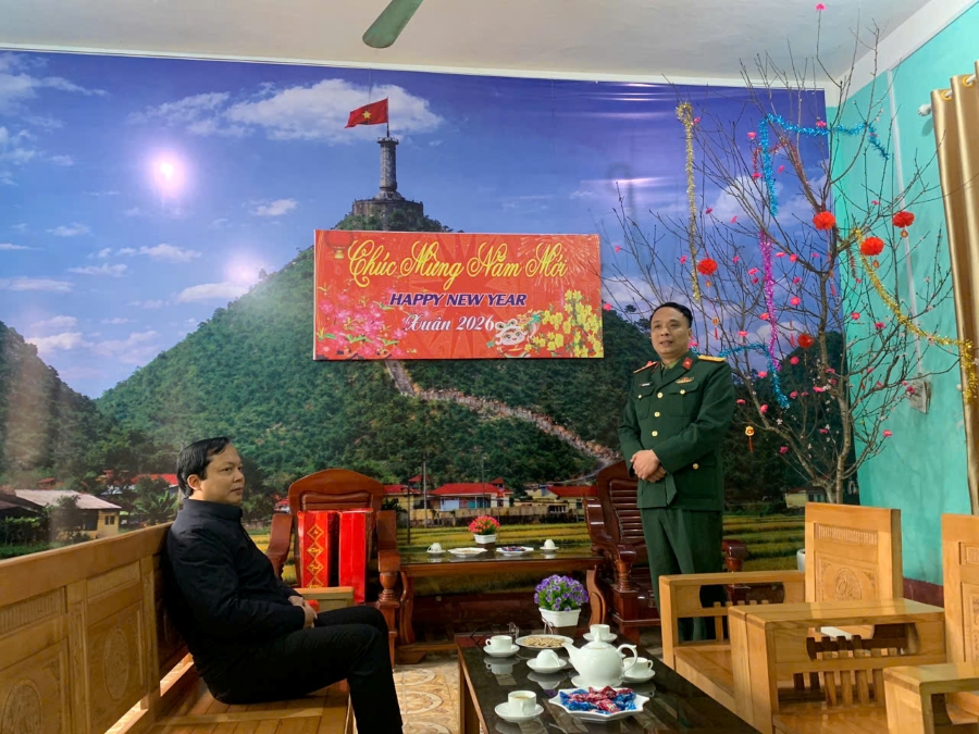 Tặng quà quân sự 22.jpg