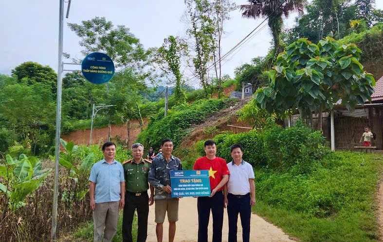THẮP SÁNG ĐƯỜNG QUÊ - LAN TOẢ YÊU THƯƠNG