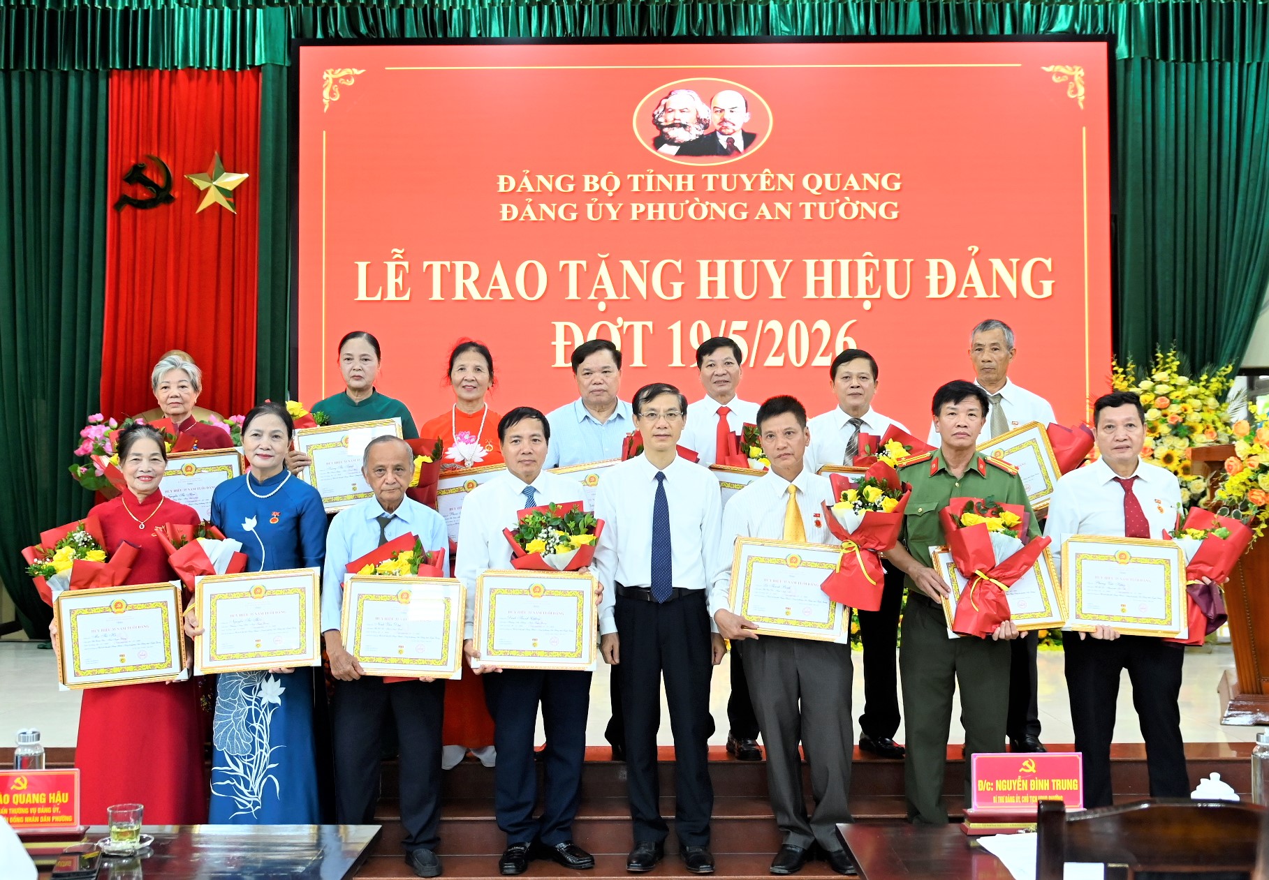 Phường An Tường long trọng tổ chức Lễ trao tặng Huy hiệu Đảng đợt 19/5 cho các đảng viên 35 năm tuổi Đảng