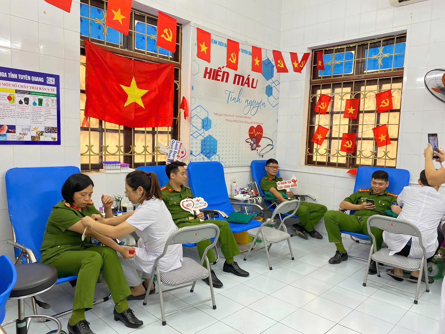 CÁN BỘ CÔNG AN PHƯỜNG MỸ LÂM KỊP THỜI HIẾN MÁU CỨU NGƯỜI