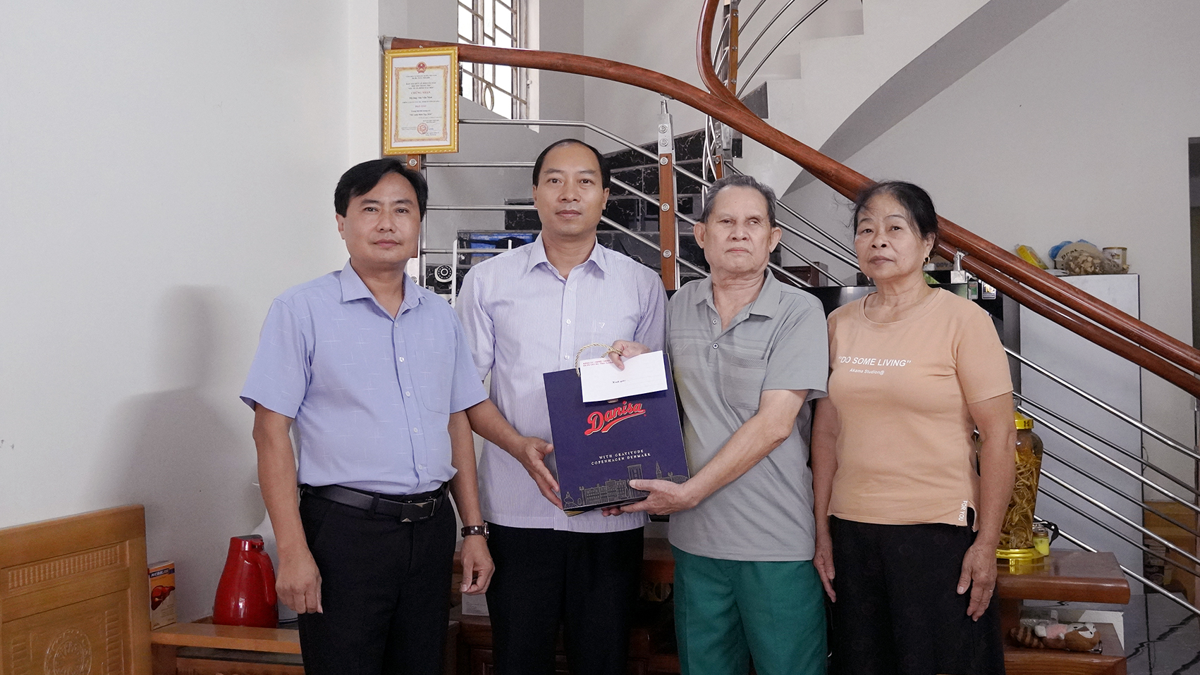Phó Bí thư Thường trực Đảng ủy Tô Quang Trọng thăm, tặng quà gia đình chính sách nhân kỷ niệm 79 năm ngày thương binh - liệt sĩ (27/7/1947 - 27/7/2026)