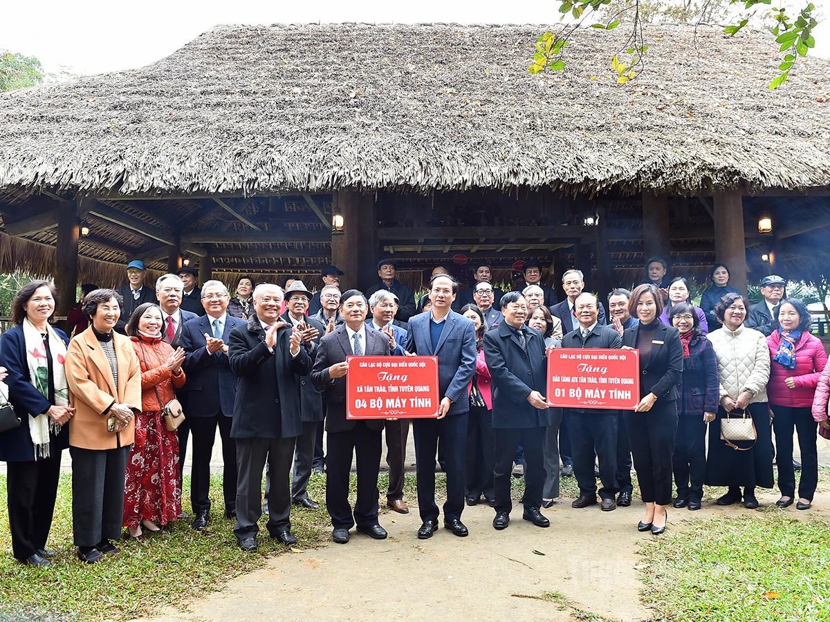 Câu lạc bộ Cựu đại biểu Quốc hội tham dự chương trình về nguồn tại Tân Trào