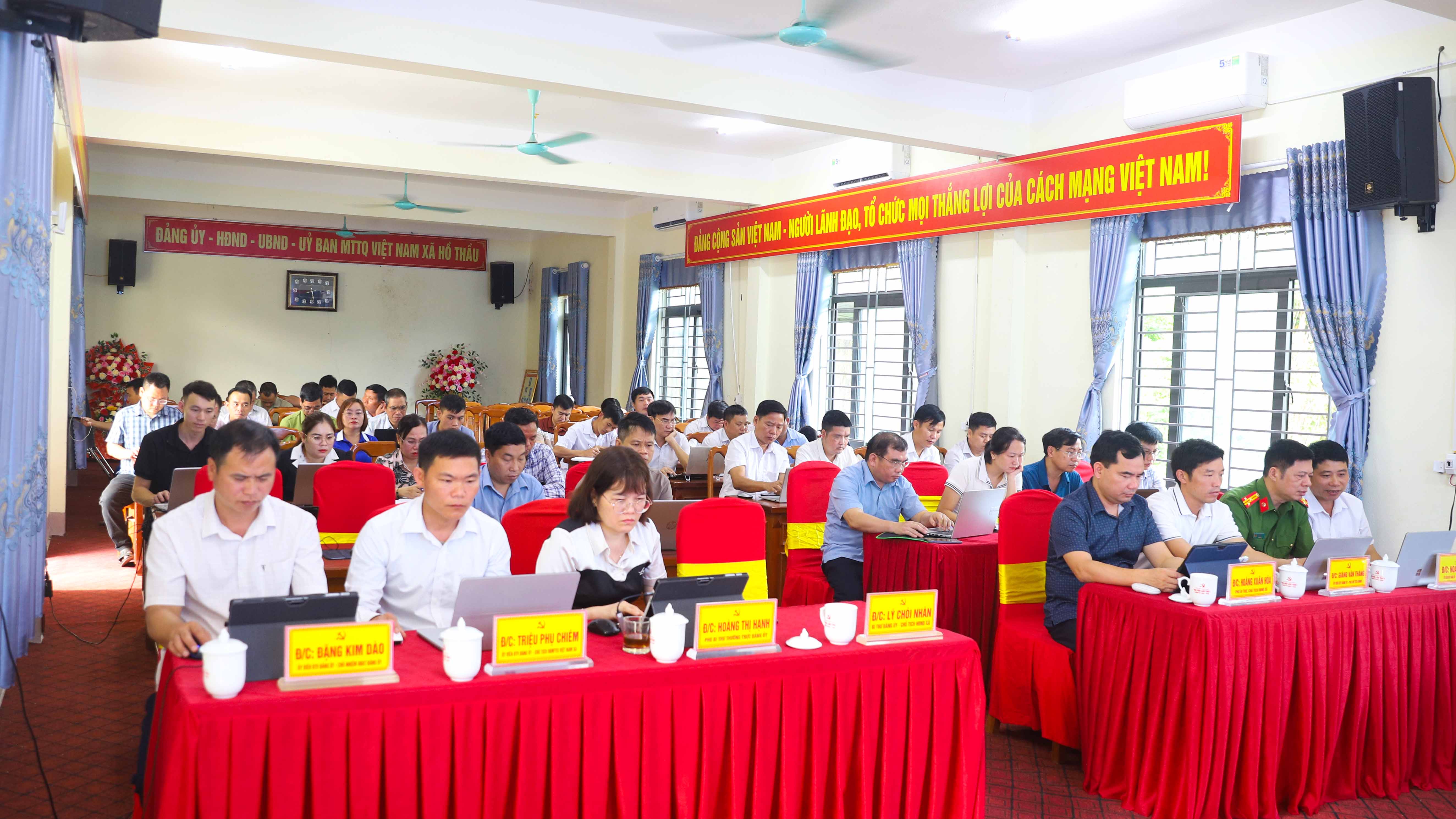 XÃ HỒ THẦU TỔ CHỨC HỘI NGHỊ PHỔ BIẾN, QUÁN TRIỆT CÁC VĂN BẢN CỦA ĐẢNG