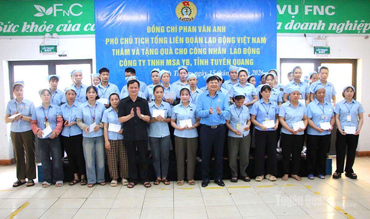 Phó Chủ tịch Tổng Liên đoàn Lao động Việt Nam tặng quà công nhân khó khăn tại Tuyên Quang