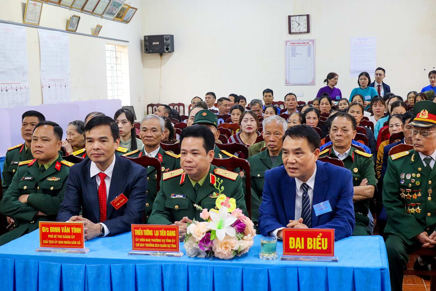 Đồng chí Chỉ huy trưởng Bộ chỉ huy Quân sự tỉnh Lại Tiến Giang dự khai mạc và bỏ phiếu bầu cử tại xã Yên Sơn