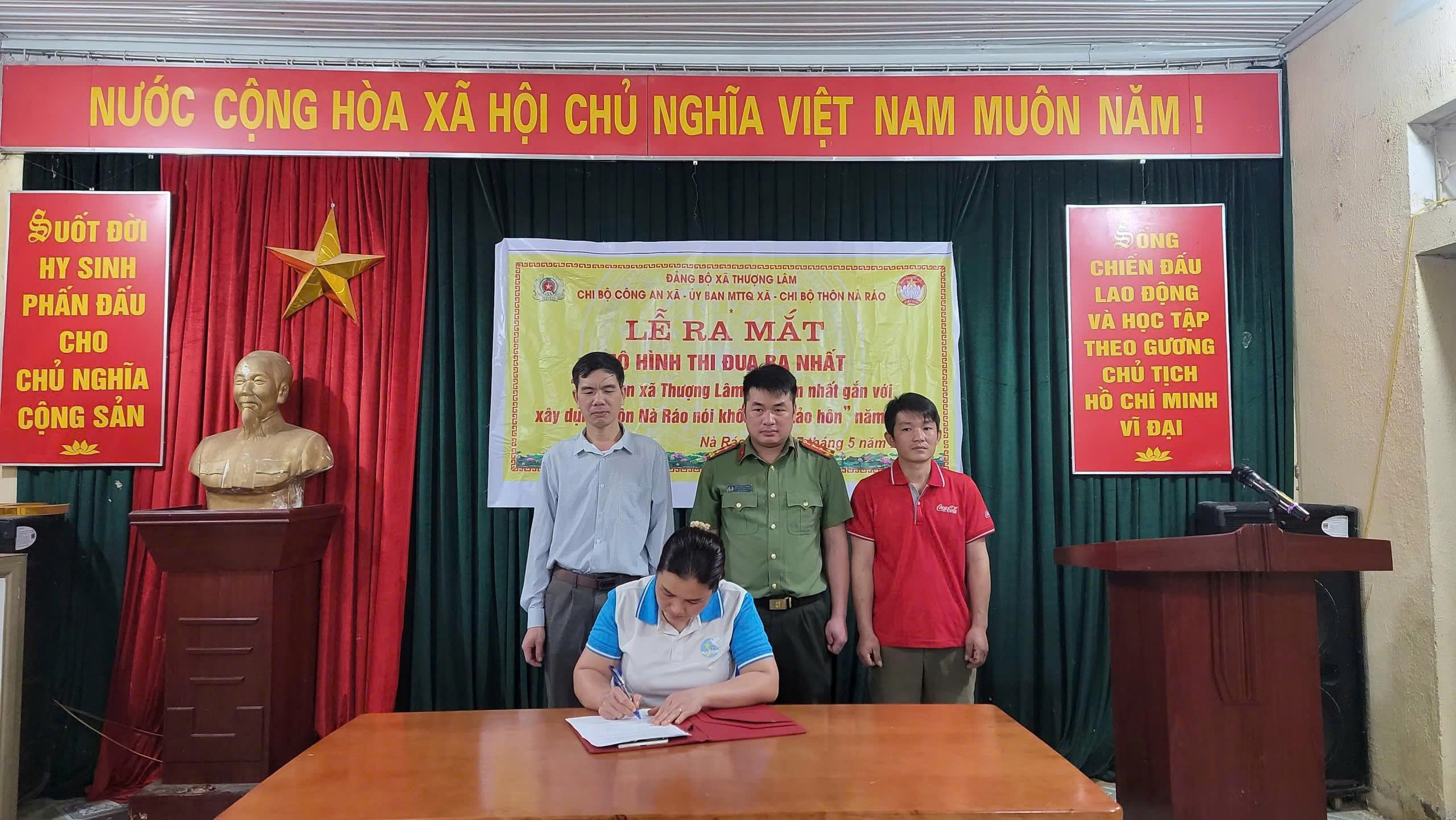 CÔNG AN XÃ THƯỢNG LÂM RA MẮT MÔ HÌNH THI ĐUA “BA NHẤT”: CHUNG TAY XÂY DỰNG THÔN NÀ RÁO NÓI KHÔNG VỚI TẢO HÔN