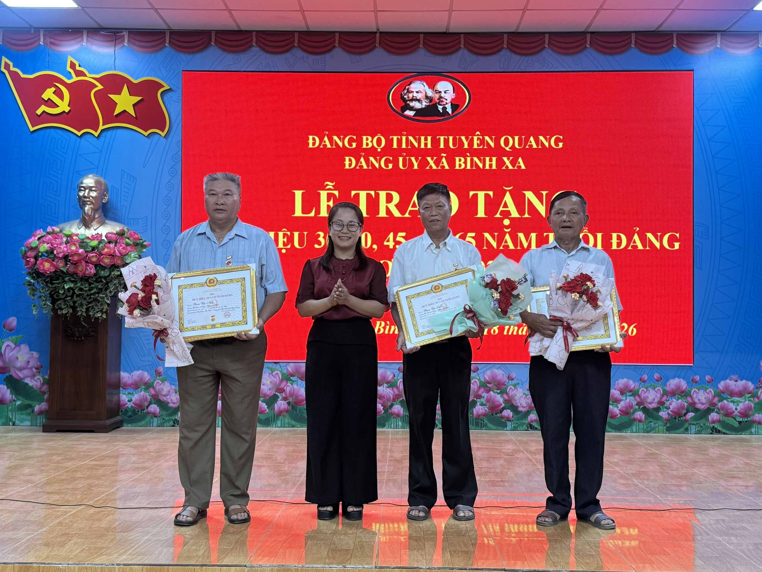 Đảng bộ xã Bình Xa trao Huy hiệu Đảng đợt 19-5 cho 10 Đảng viên