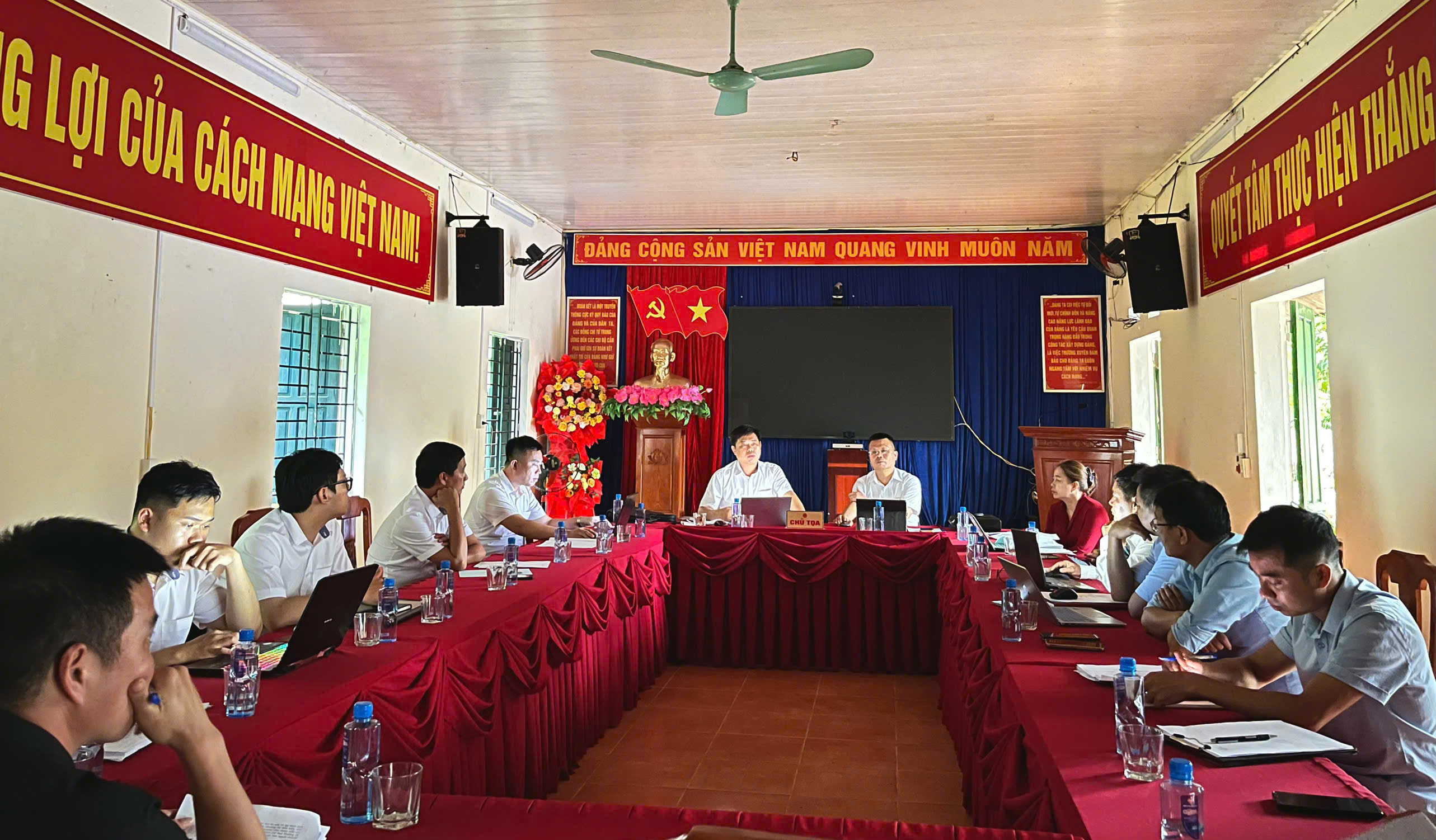ĐẢNG ỦY, UBND XÃ TRUNG THỊNH LÀM VIỆC VỚI TRƯỜNG CAO ĐẲNG THAN - KHOÁNG SẢN VIỆT NAM