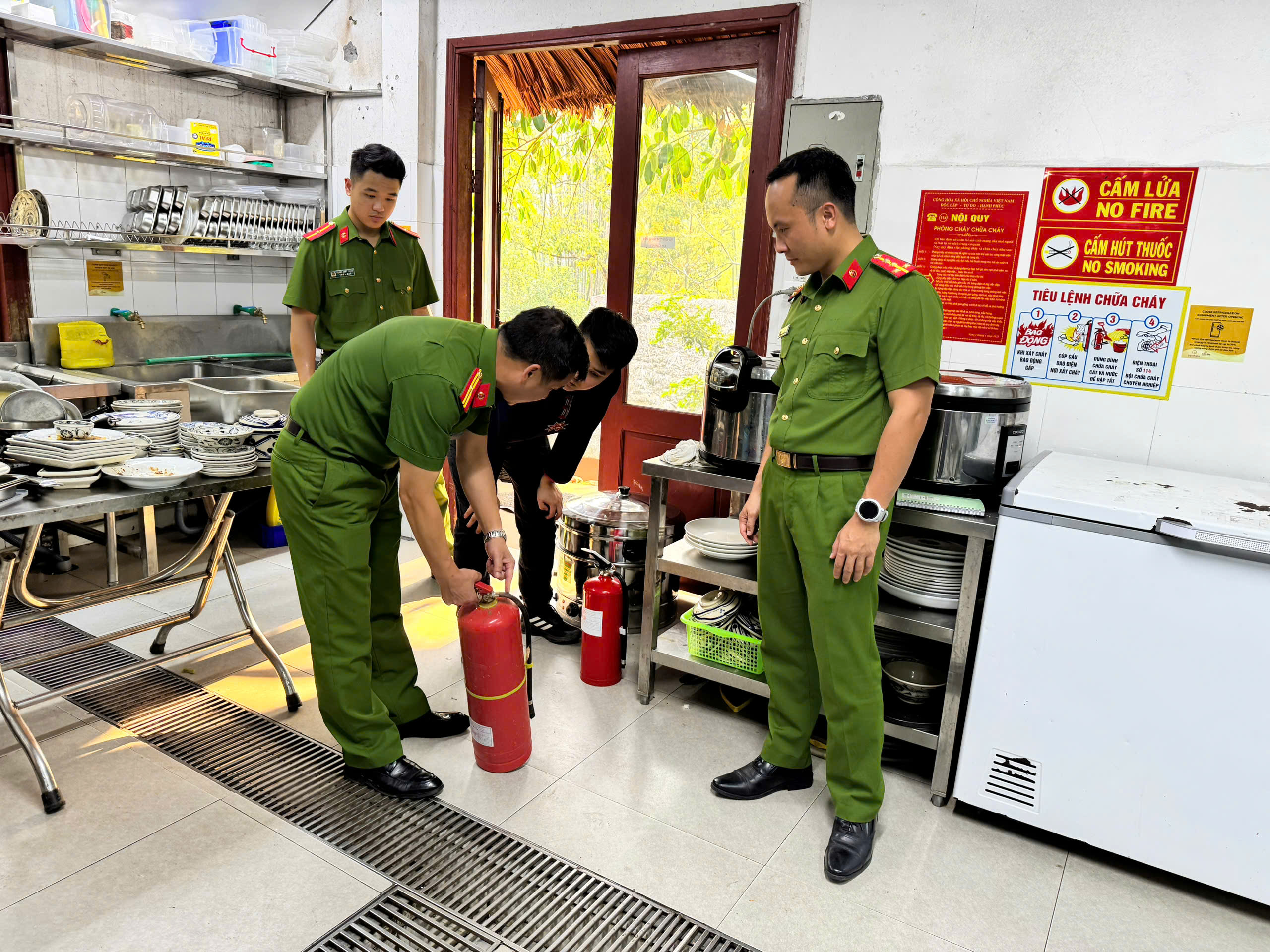 ĐỘI CHỮA CHÁY VÀ CỨU NẠN, CỨU HỘ KHU VỰC BẮC QUANG PHỐI HỢP CÔNG AN XÃ THÔNG NGUYÊN TRIỂN KHAI NHIỆM VỤ TRỌNG TÂM VỀ PCCC&CNCH TRÊN ĐỊA BÀN