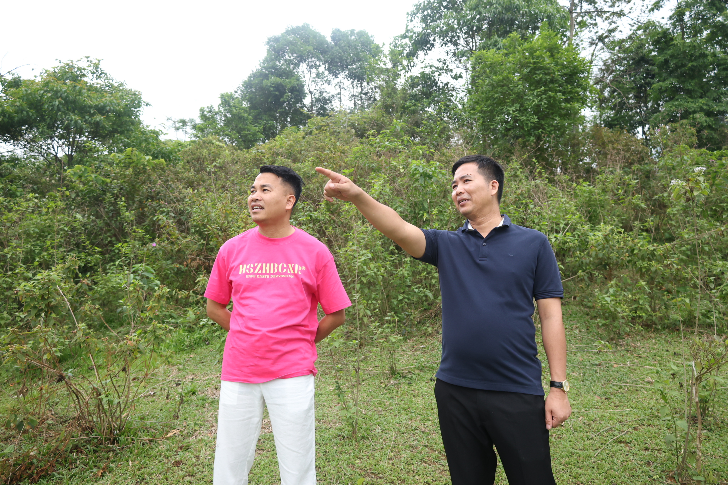 UBND xã Lâm Bình làm việc với đạo diễn Trần Trung về việc phát triển du lịch khu vực lòng hồ Lâm Bình