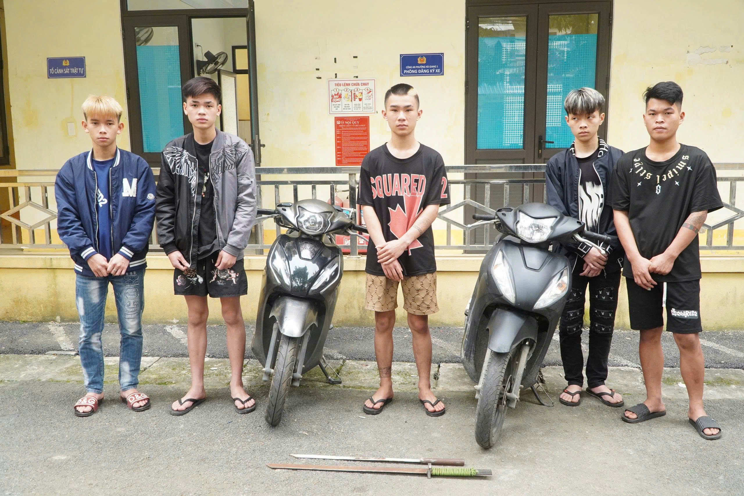 Tạm giữ 5 thanh thiếu niên dùng hung khí nguy hiểm chém xe ô tô, gây rối trật tự công cộng.