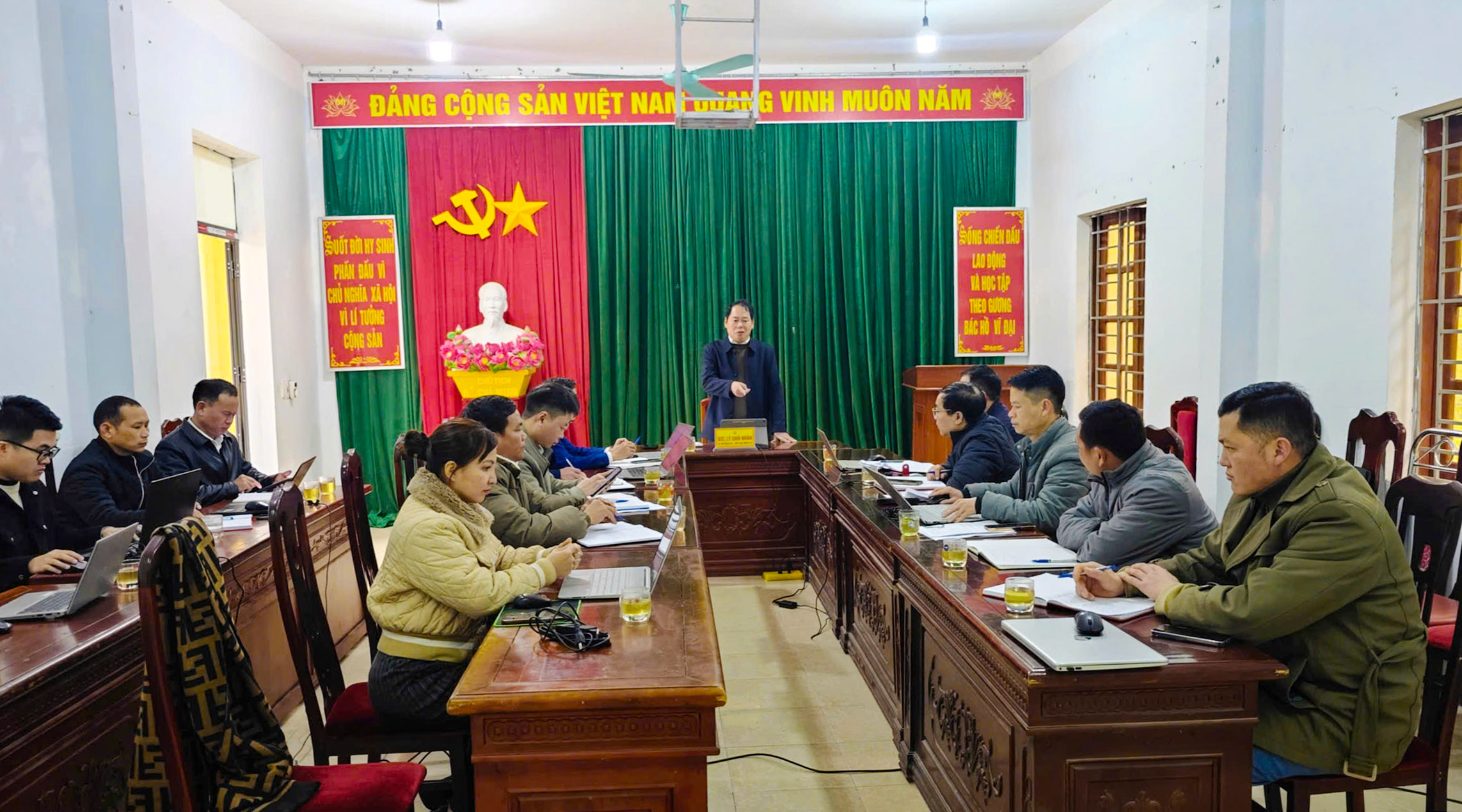 Bí thư Đảng ủy xã làm việc nắm tình hình, nghe báo cáo kết quả thực hiện nhiệm các ban HĐND, MTTQ và các cơ quan tham mưu giúp việc của Đảng ủy xã Hồ Thầu.