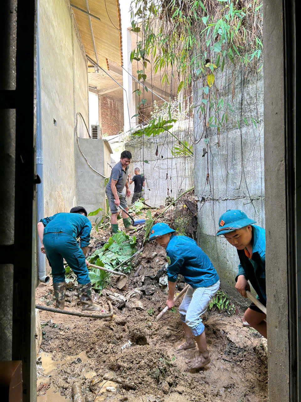 BAN CHỈ HUY QUÂN SỰ XÃ THƯỢNG SƠN TÍCH CỰC GIÚP NHÂN DÂN KHẮC PHỤC HẬU QUẢ MƯA LŨ