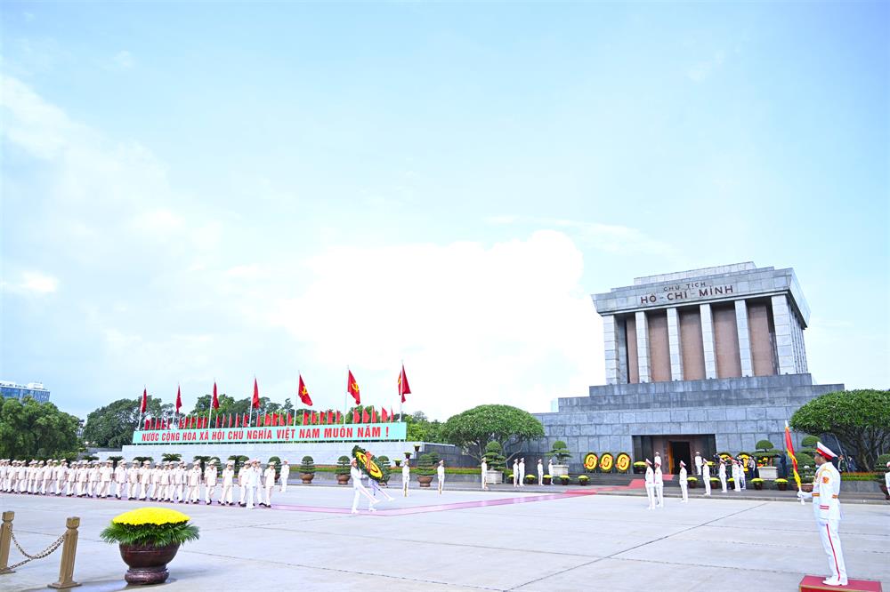 Đoàn đại biểu Đảng ủy Công an Trung ương, Bộ Công an tưởng niệm các Anh hùng liệt sĩ và vào Lăng viếng Chủ tịch Hồ Chí Minh