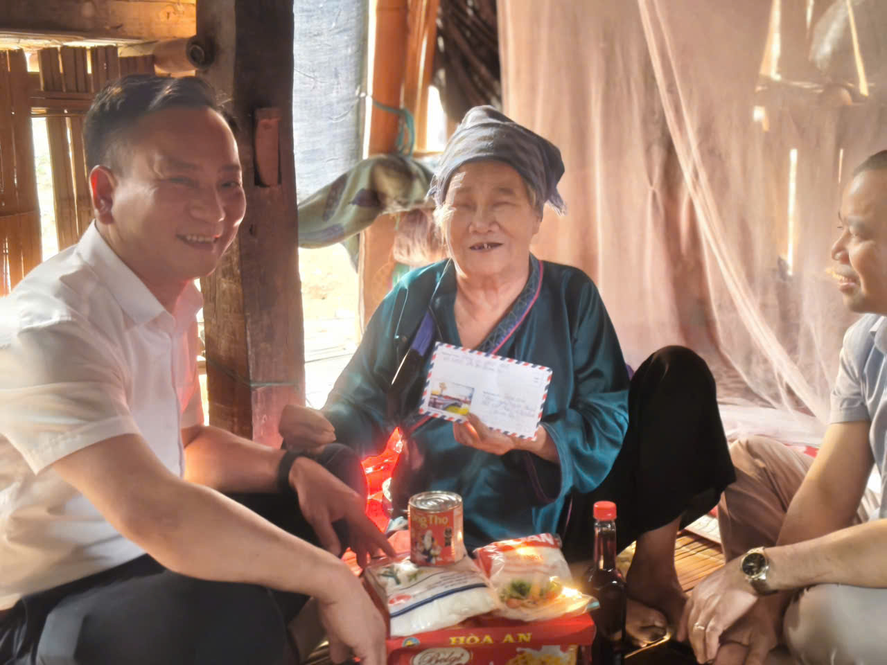 Lãnh đạo xã Thàng Tín thăm tặng quà người khuyết tật