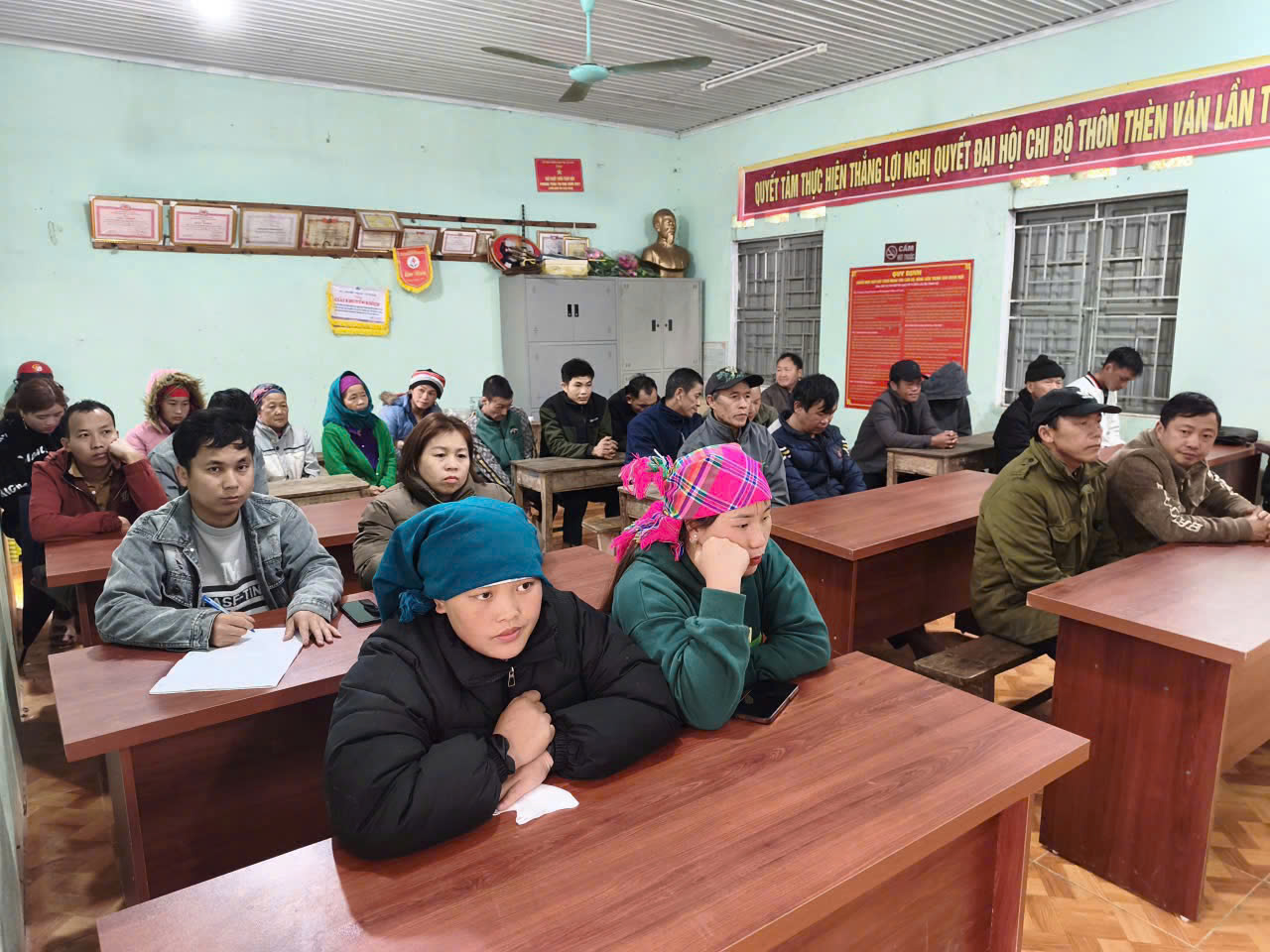 CÔNG AN XÃ TÙNG VÀI THAM GIA TIẾP XÚC CỬ TRI, VẬN ĐỘNG BẦU CỬ ĐẠI BIỂU HĐND XÃ KHÓA II, NHIỆM KỲ 2026 - 2031