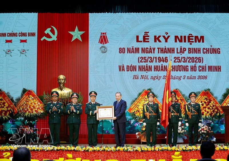 Party chief presents Ho Chi Minh Order to Engineering Corps