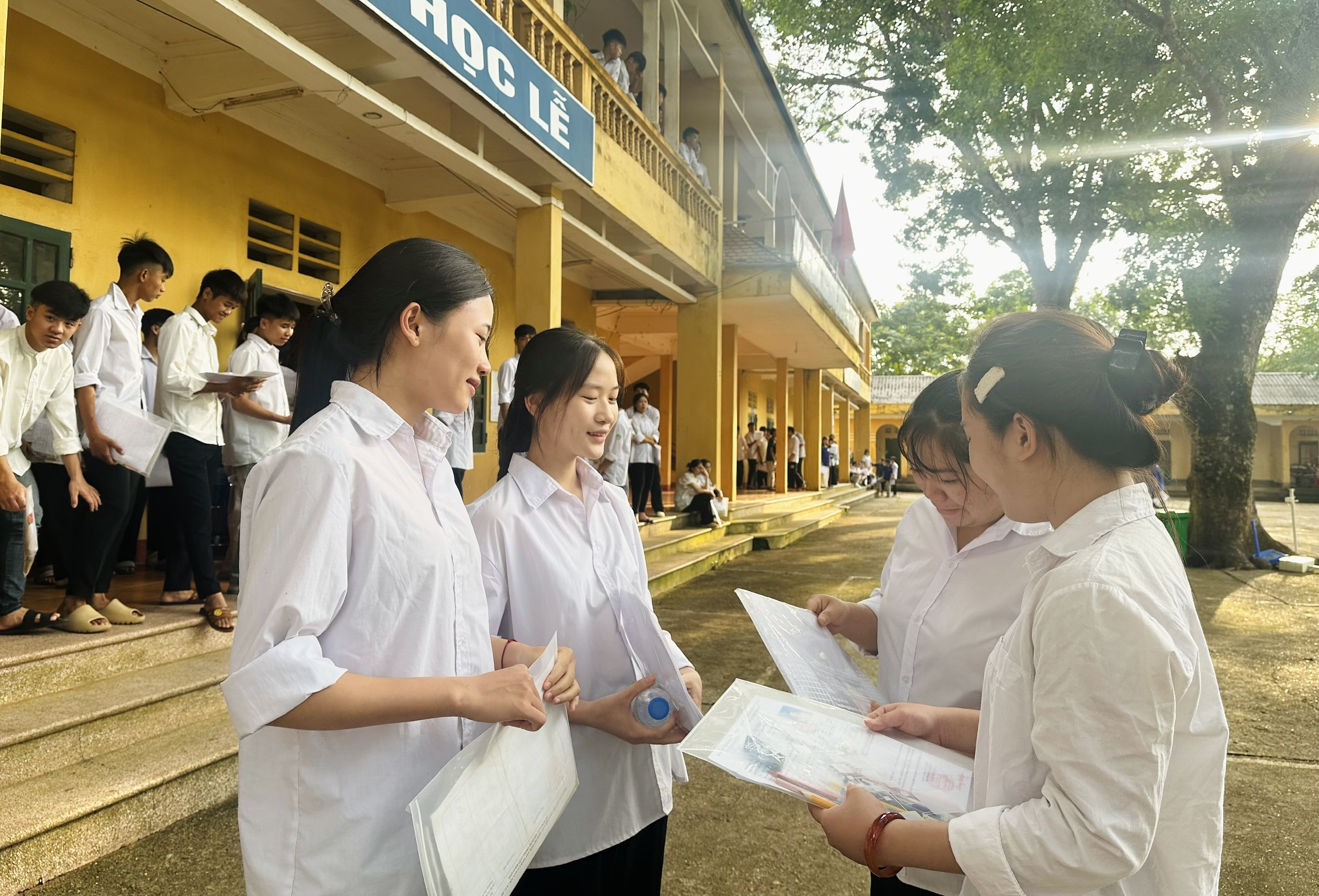 Các thí sinh tại điểm thi trường THPT ATK Tân Trào bước vào buổi thi tốt nghiệp THPT đầu tiên năm 2026