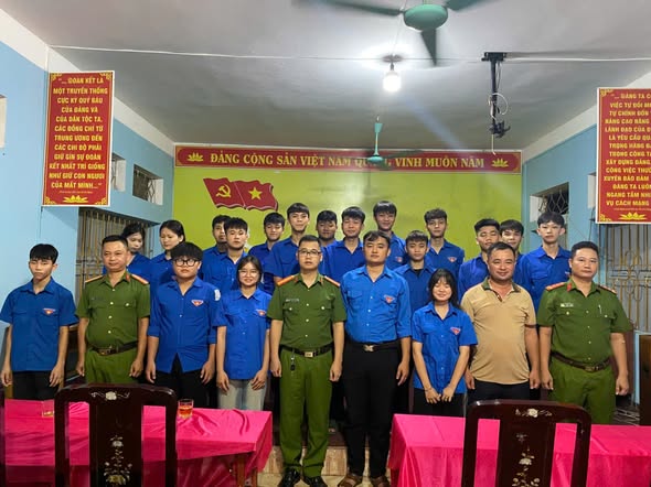 CÔNG AN XÃ VIỆT LÂM PHỐI HỢP TUYÊN TRUYỀN CHO ĐOÀN VIÊN TRÊN ĐỊA BÀN XÃ