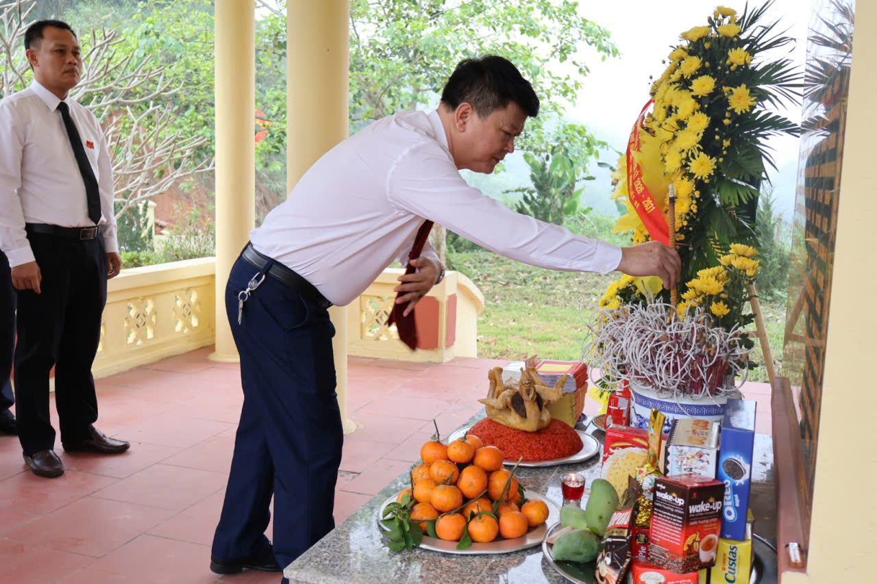 Viếng liệt sỹ4.jpg