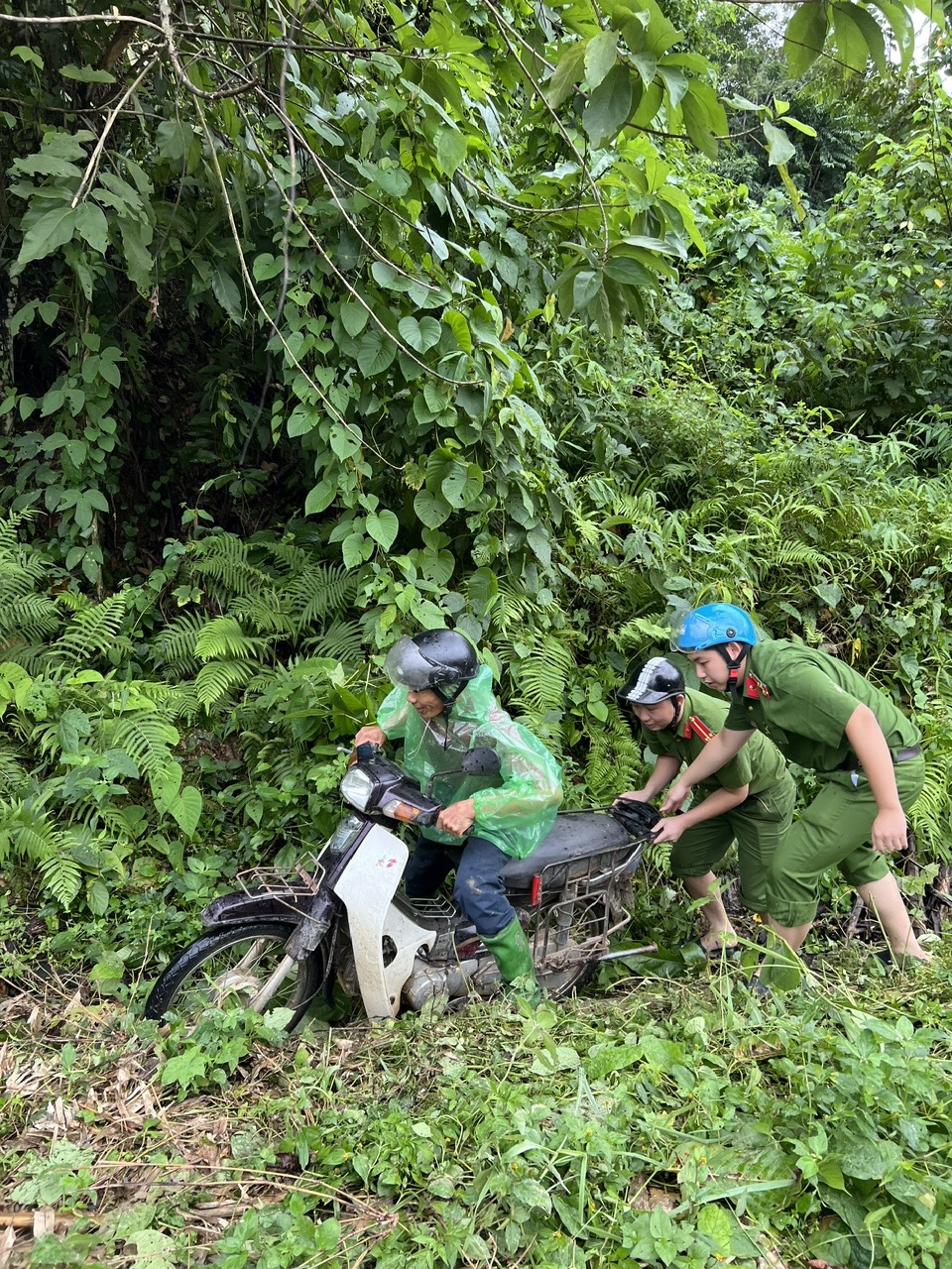 CÔNG AN XÃ TRI PHÚ GIÚP NGƯỜI DÂN KHẮC PHỤC HẬU QUẢ SAU MƯA LŨ
