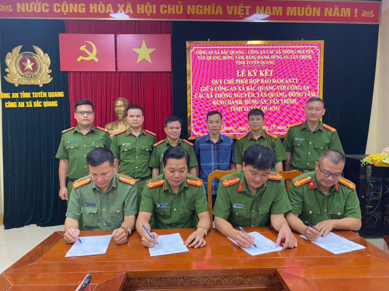 LỄ KÝ KẾT QUY CHẾ PHỐI HỢP BẢO ĐẢM AN NINH, TRẬT TỰ GIỮA CÔNG AN XÃ BẮC QUANG VÀ CÁC XÃ LÂN CẬN 