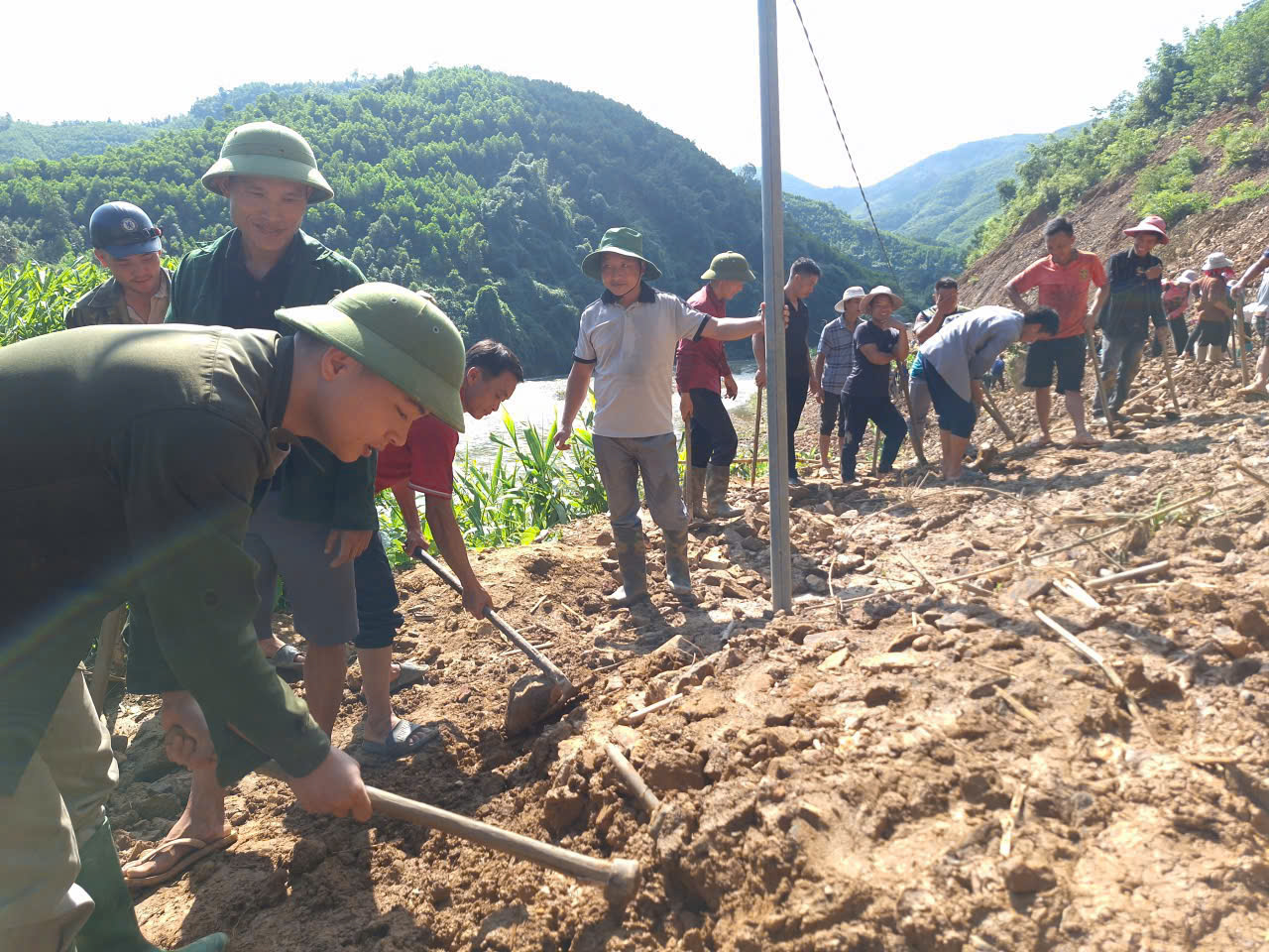 BẰNG SỨ MỆNH PHỤC VỤ NHÂN DÂN – NGÀY NGHỈ VẪN CÓ MẶT CÙNG DÂN KHẮC PHỤC HẬU QUẢ MƯA LŨ