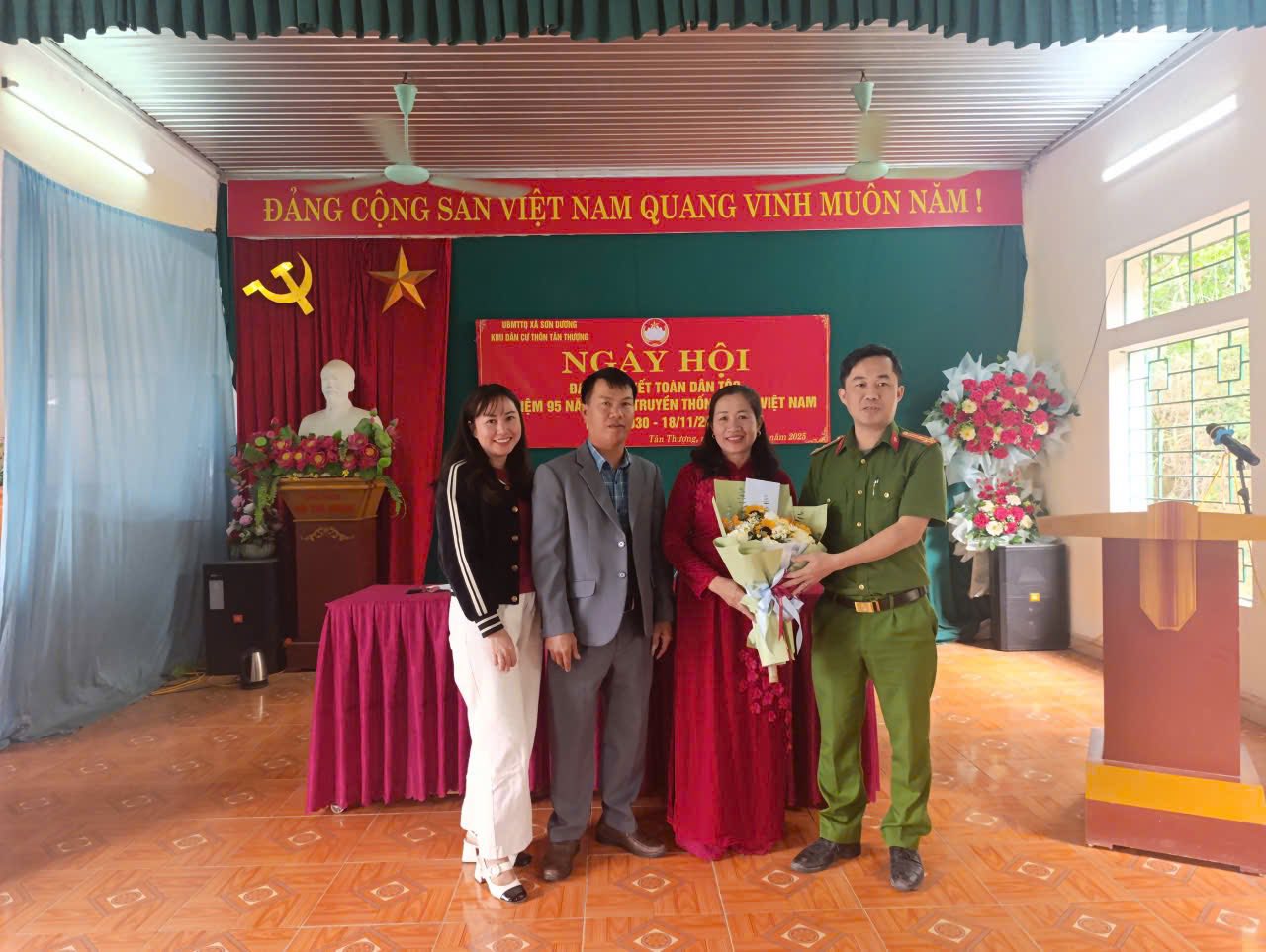 THẮM TÌNH QUÂN DÂN, LÃNH ĐẠO VÀ CÁN BỘ CÔNG AN XÃ SƠN DƯƠNG DỰ NGÀY HỘI ĐẠI ĐOÀN KẾT TẠI CÁC THÔN TRÊN ĐỊA BÀN XÃ 