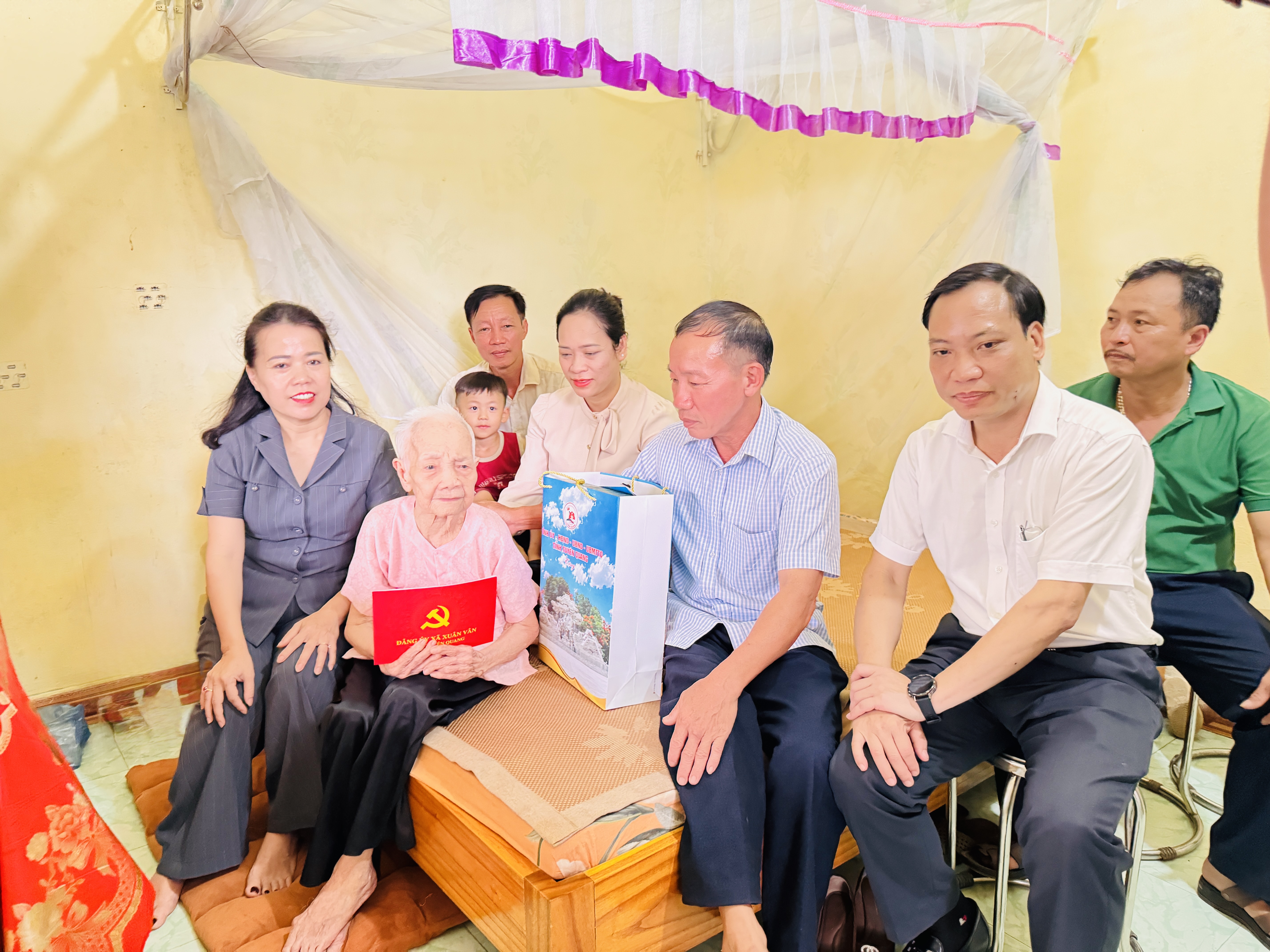 ĐỒNG CHÍ LÝ THỊ LAN, ỦY VIÊN BAN THƯỜNG VỤ TỈNH ỦY, PHÓ TRƯỞNG ĐOÀN ĐBQH CHUYÊN TRÁCH TỈNH THĂM, TẶNG QUÀ NGƯỜI CÓ CÔNG VÀ THÂN NHÂN LIỆT SĨ TIÊU BIỂU TẠI XÃ XUÂN VÂN NHÂN KỶ NIỆM 79 NĂM NGÀY THƯƠNG BINH - LIỆT SĨ (27/7/1947 - 27/7/2026)