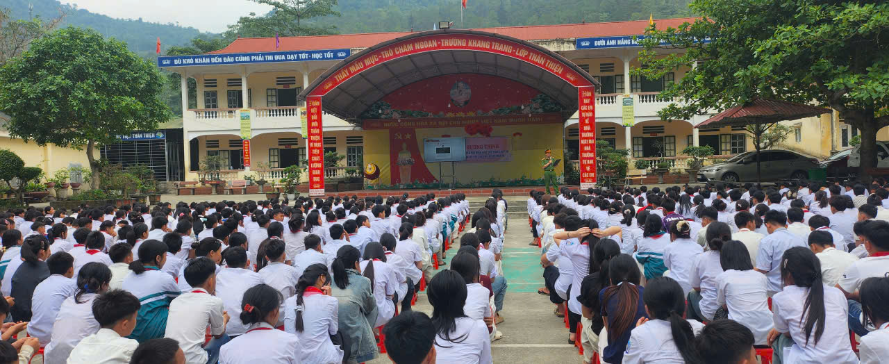 TUYÊN TRUYỀN GIÁO DỤC PHÁP LUẬT VÀ CHỤP ẢNH KỶ YẾU CHO HỌC SINH KHỐI 9