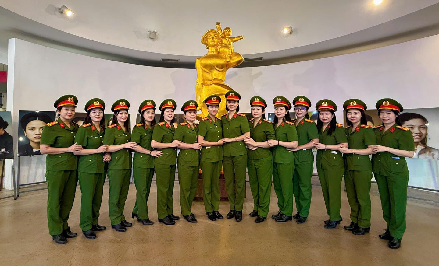 CHI HỘI PHỤ NỮ CÔNG AN PHƯỜNG MINH XUÂN TỔ CHỨC SINH HOẠT CHÍNH TRỊ - KỶ NIỆM 95 NĂM NGÀY THÀNH LẬP HỘI LIÊN HIỆP PHỤ NỮ VIỆT NAM