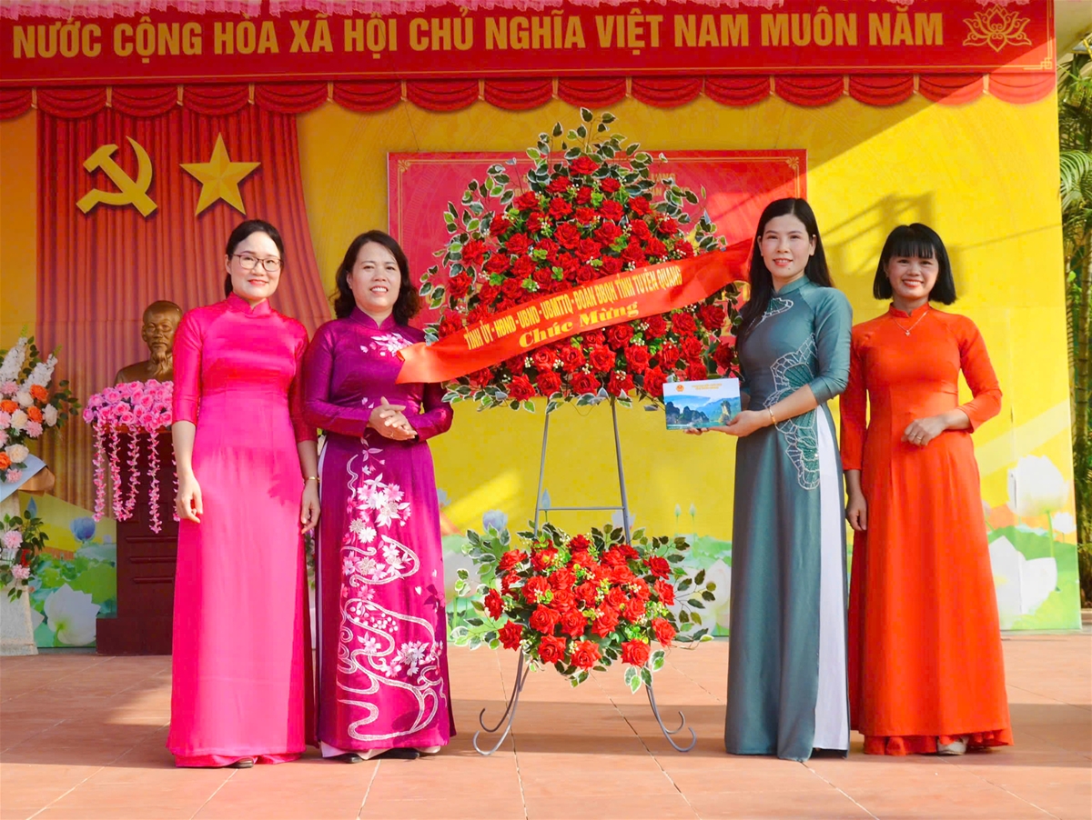 Trưởng Đoàn ĐBQH chuyên trách khóa XV tỉnh Lý Thị Lan dự khai giảng năm học mới 2025 - 2026
