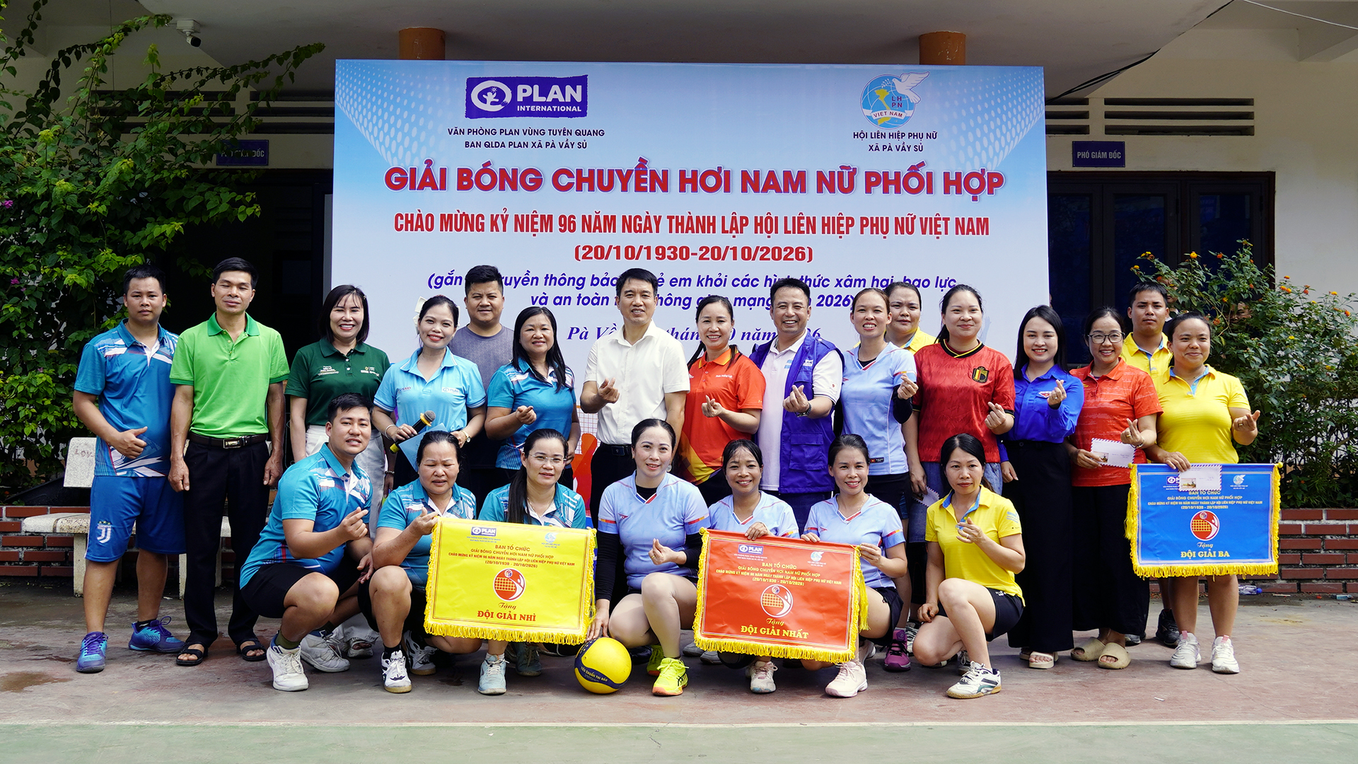 Giải bóng chuyền nam nữ phối hợp chào mừng 96 năm ngày thành lập Hội Liên hiệp Phụ nữ Việt Nam