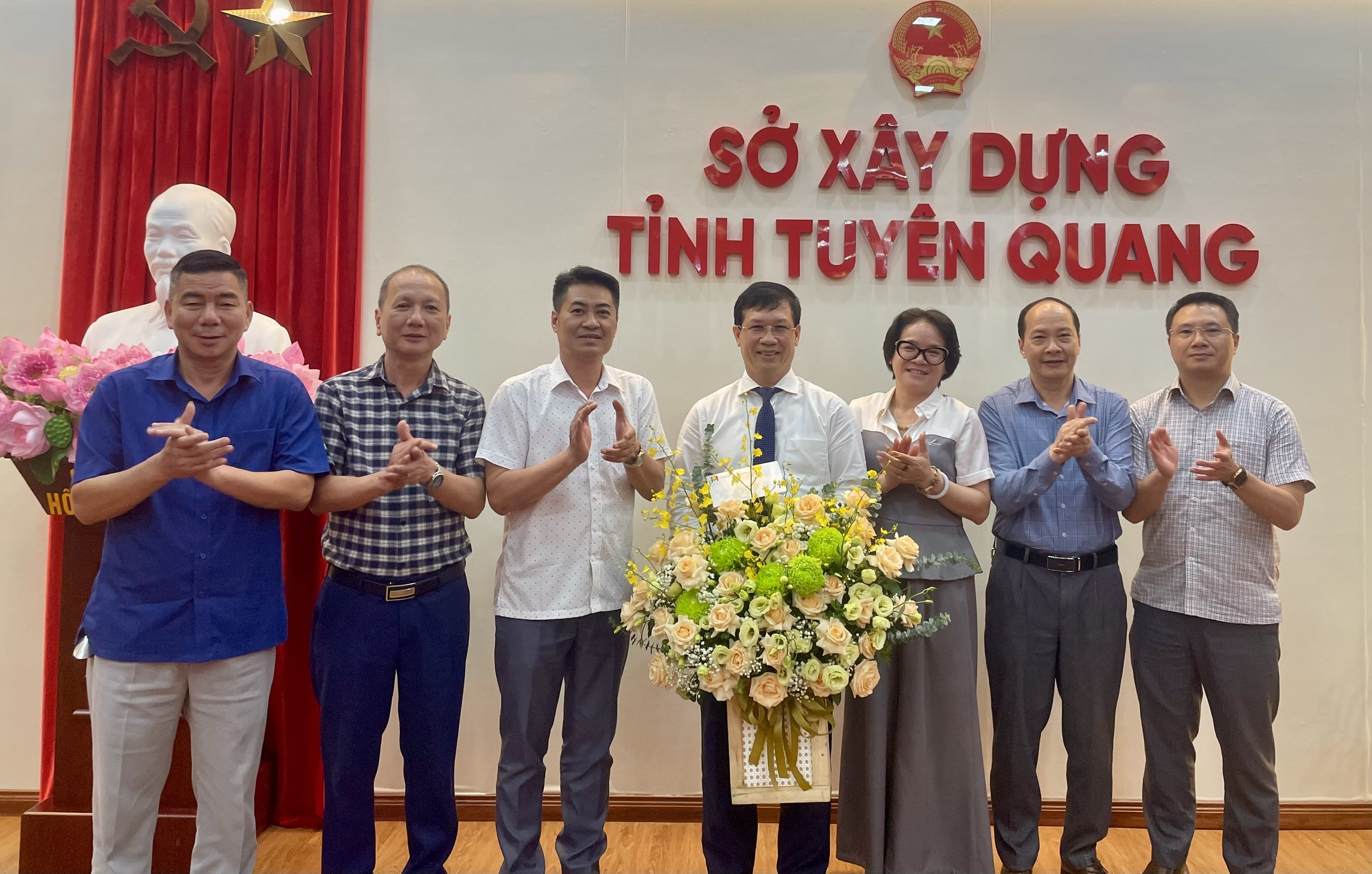 Sở Xây dựng tổ chức gặp mặt, chia tay đồng chí Trần Văn Sang, Phó Giám đốc Sở, nghỉ hưu theo chế độ