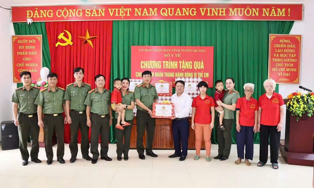 TRUNG THU ẤM ÁP TỪ NHỮNG PHẦN QUÀ CỦA NGƯỜI CHIẾN SĨ CÔNG AN
