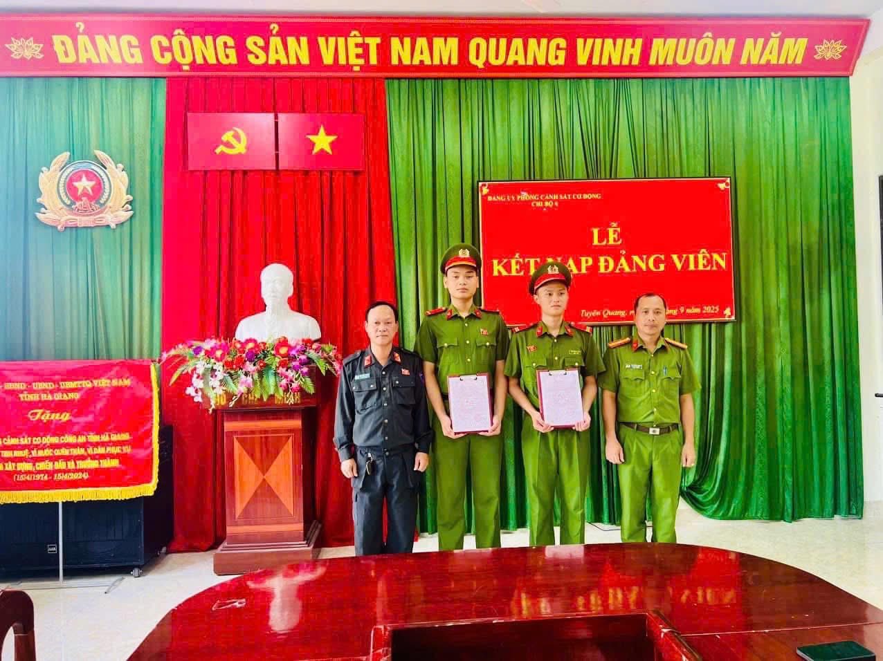 PHÒNG CẢNH SÁT CƠ ĐỘNG TỔ CHỨC LỄ KẾT NẠP CHO 12 QUẦN CHÚNG ƯU TÚ VÀO ĐẢNG CỘNG SẢN VIỆT NAM 