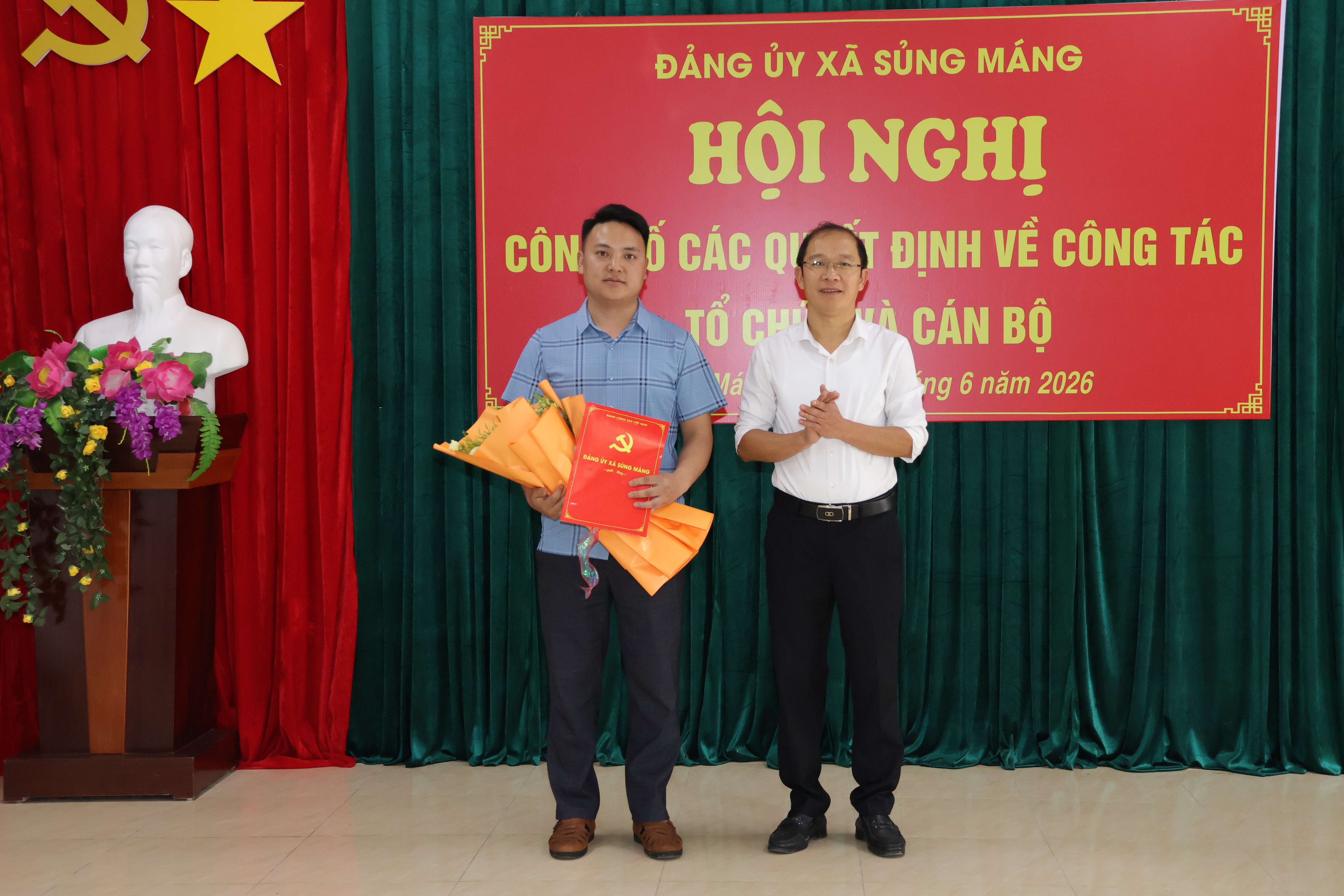 Đảng ủy xã Sủng Máng công bố các quyết định thành lập chi bộ trường học và công tác cán bộ