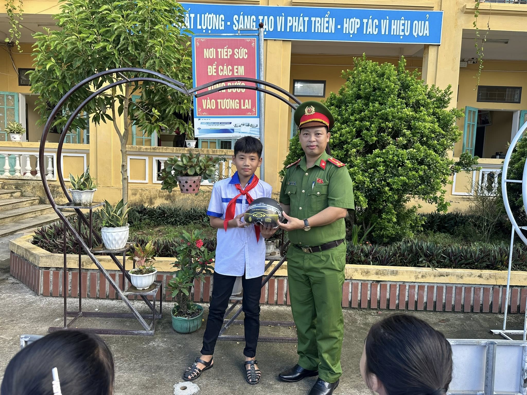 CÔNG AN XÃ PHÚ LƯƠNG TỔ CHỨC TUYÊN TRUYỀN PHÁP LUẬT TẠI TRƯỜNG THCS TAM ĐA