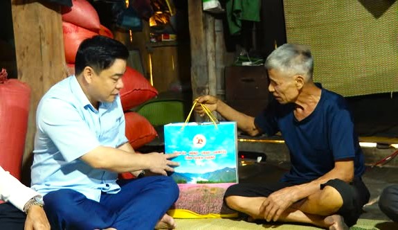 THĂM HỎI, TẶNG QUÀ GIA ĐÌNH CHÍNH SÁCH, NGƯỜI CÓ CÔNG VỚI CÁCH MẠNG TRÊN ĐỊA BÀN XÃ THANH THỦY