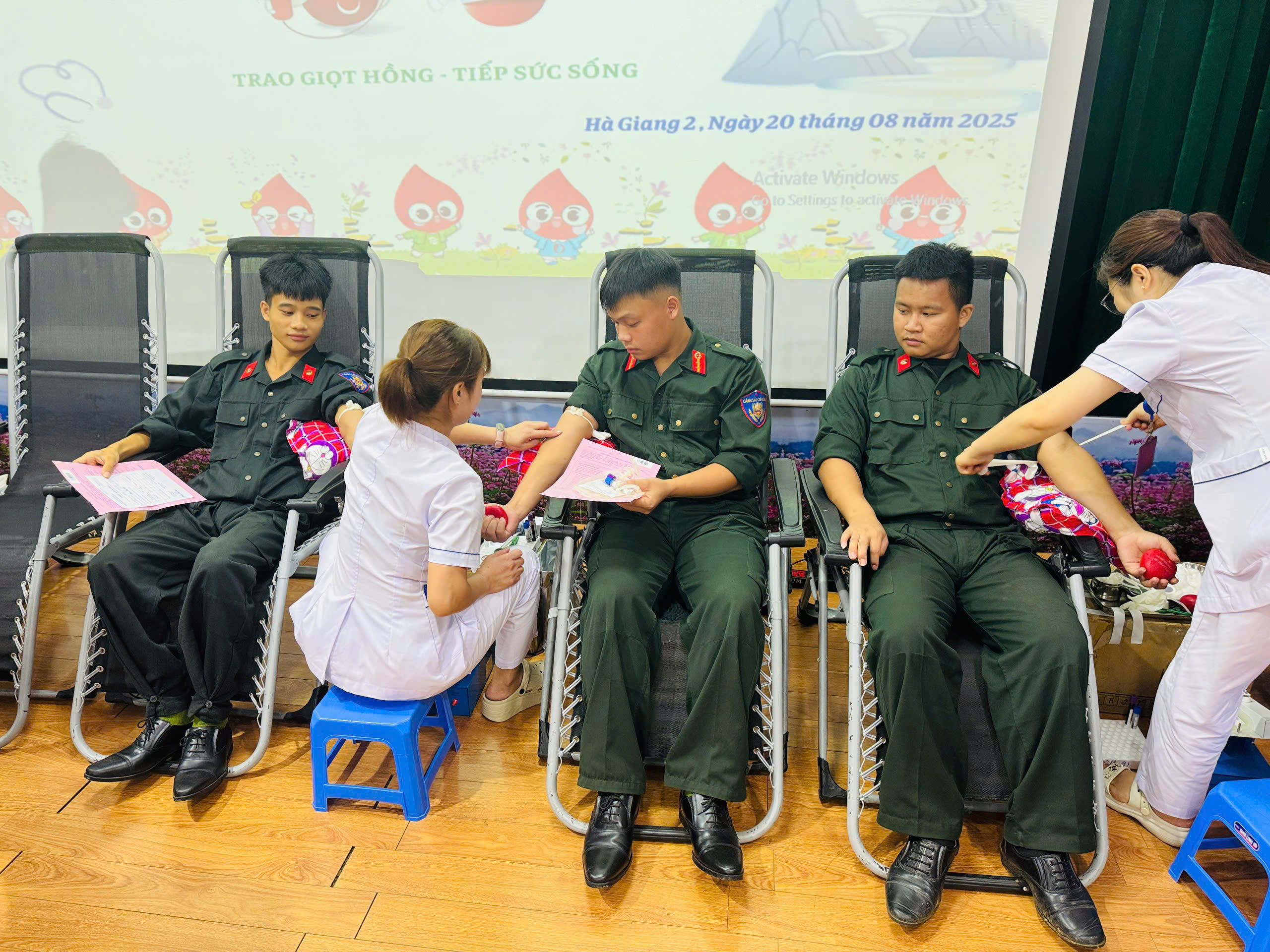 CHIẾN SĨ PHÒNG CẢNH SÁT CƠ ĐỘNG TÌNH NGUYỆN HIẾN MÁU CHO BỆNH NHÂN THIẾU MÁU BẨM SINH