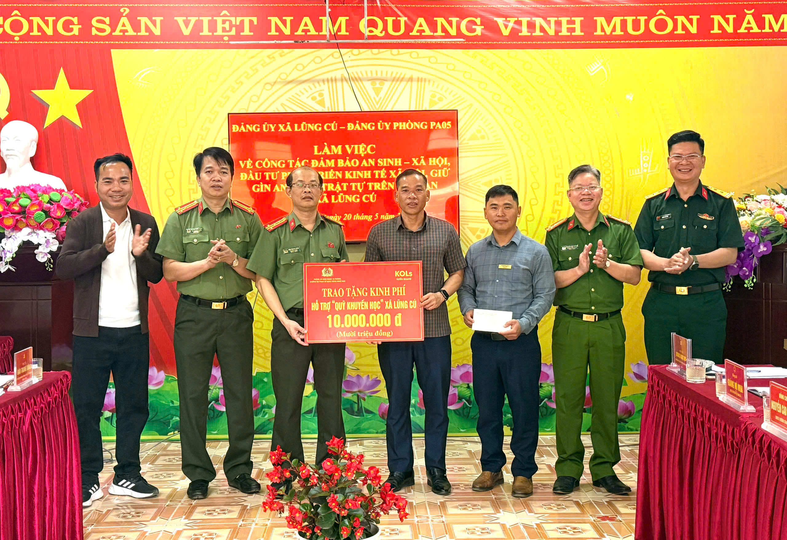 ĐẢNG UỶ XÃ LŨNG CÚ VÀ PHÒNG PA05 CHUNG TAY VÌ AN SINH XÃ HỘI NƠI BIÊN CƯƠNG