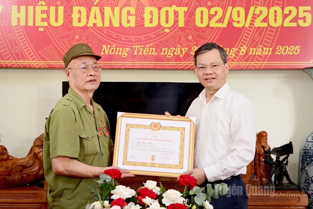 Chủ tịch HĐND tỉnh Nguyễn Văn Sơn trao Huy hiệu 70 năm tuổi Đảng cho đảng viên Bùi Văn Nẫm, Đảng bộ phường Nông Tiến