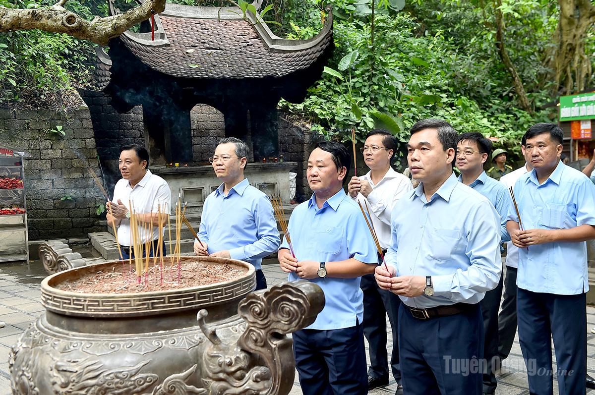 Đoàn đại biểu Ban Thường vụ Tỉnh ủy dâng hương tại Đền Hùng